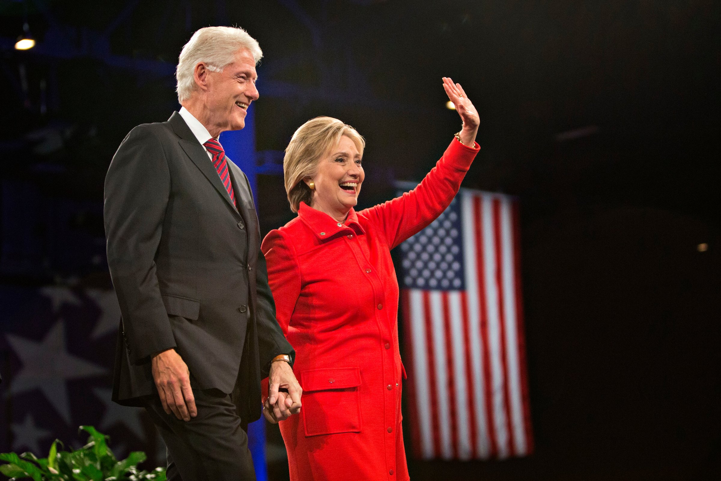 Hillary Clinton, former U.S. secretary of state and 2016 Democratic presidential candidate, right, stands on stage with husband Bill Clinton, former U.S. president, at the conclusion of the Jefferson-Jackson Dinner in Des Moines, Iowa, U.S., on Oct. 24, 2015.