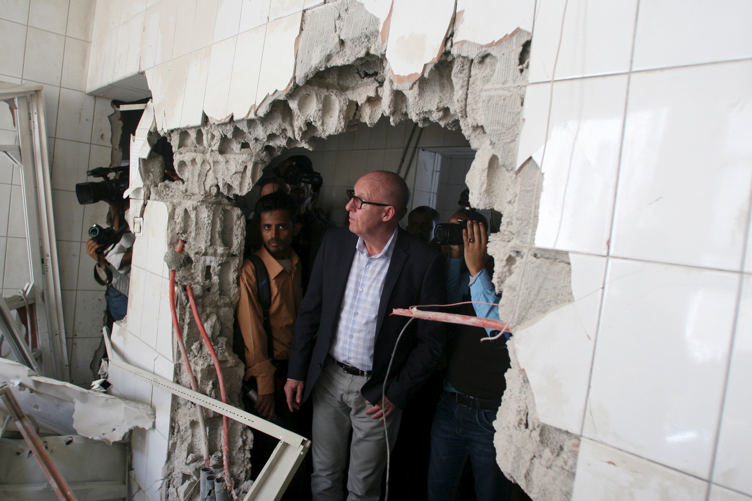 Resident Coordinator of the United Nations in Yemen, Jamie McGoldrick, inspects damage at a hospital in Yemen's southwestern city of Taiz January 21, 2016. REUTERS/Anees Mahyoub - RTX23EAU