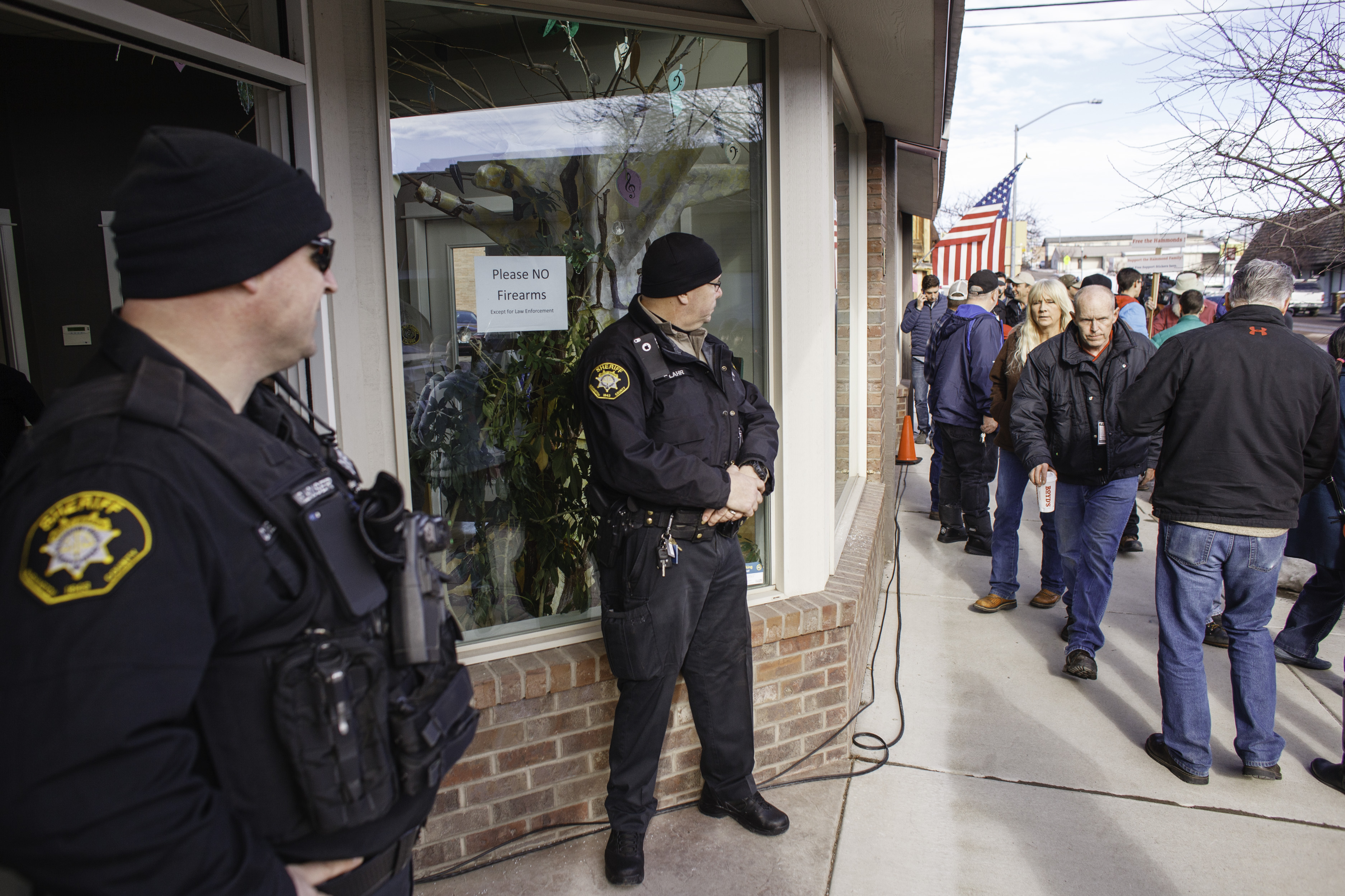 Washington County Sheriff Deputies monitor the public outside of the Harney County Chamber of Commerce where a press conference was being held in Burns, Oregon, on Jan. 27, 2016. (Rob Kerr—AFP/Getty Images)