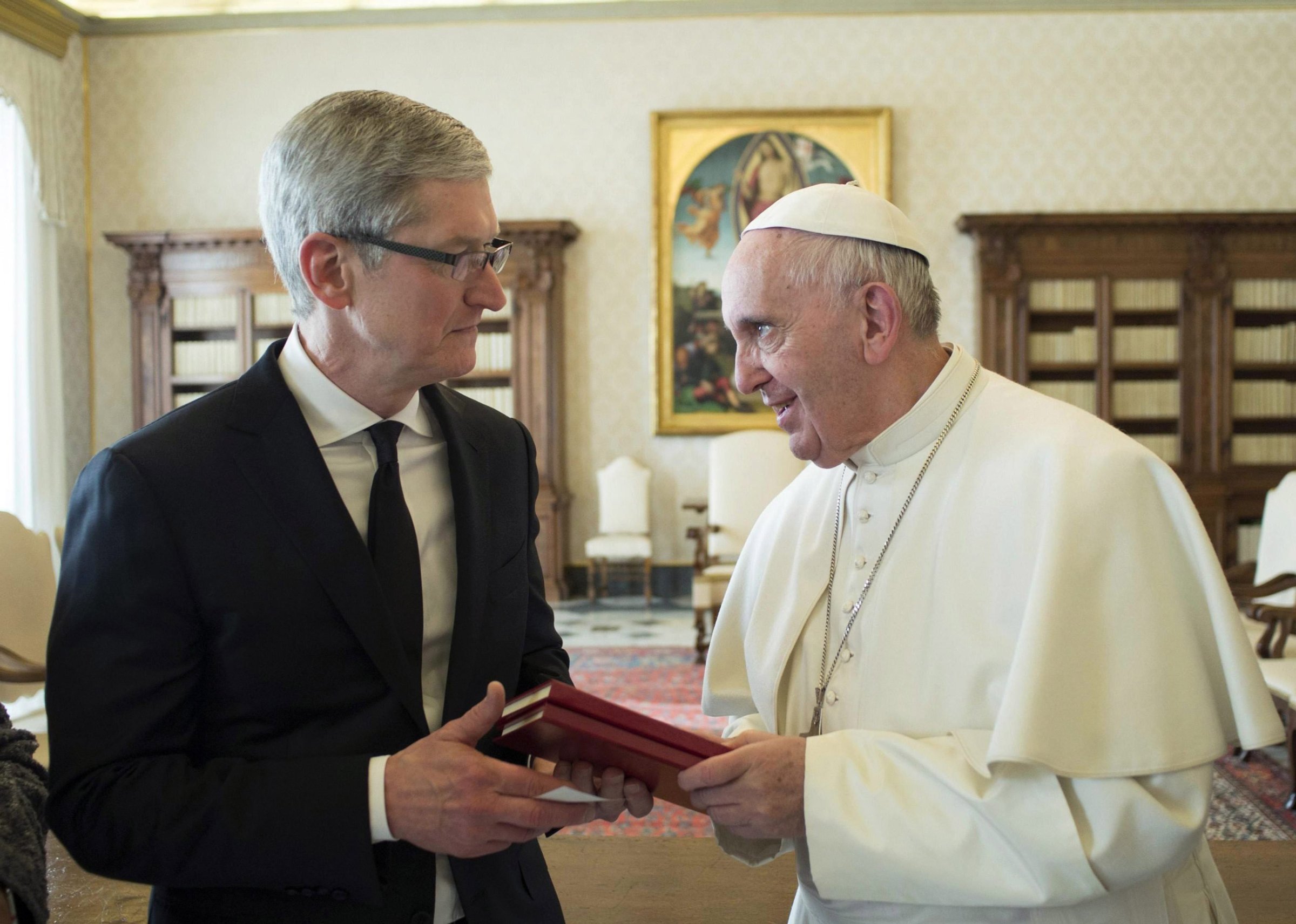 epa05118464 A handout picture released by Vatican newspaper L'Osservatore Romano of Pope Francis (R) talks with Apple CEO Tim Cook during a private audience in the Vatican, 22 January 2016. Cook is in Italy to present the creation of Apple's new iOS App Development Center in Naples to give students practical skills and training in developing applications for the hardware and software giant's operating system for mobile devices. EPA/OSSERVATORE ROMANO / HANDOUT HANDOUT EDITORIAL USE ONLY/NO SALES