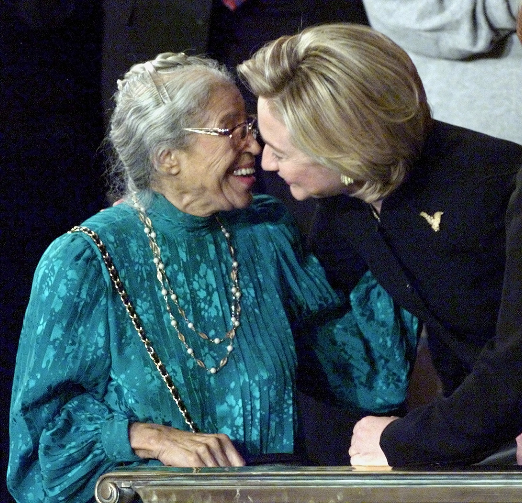 US First Lady Hillary Clinton(R) exchanges kisses