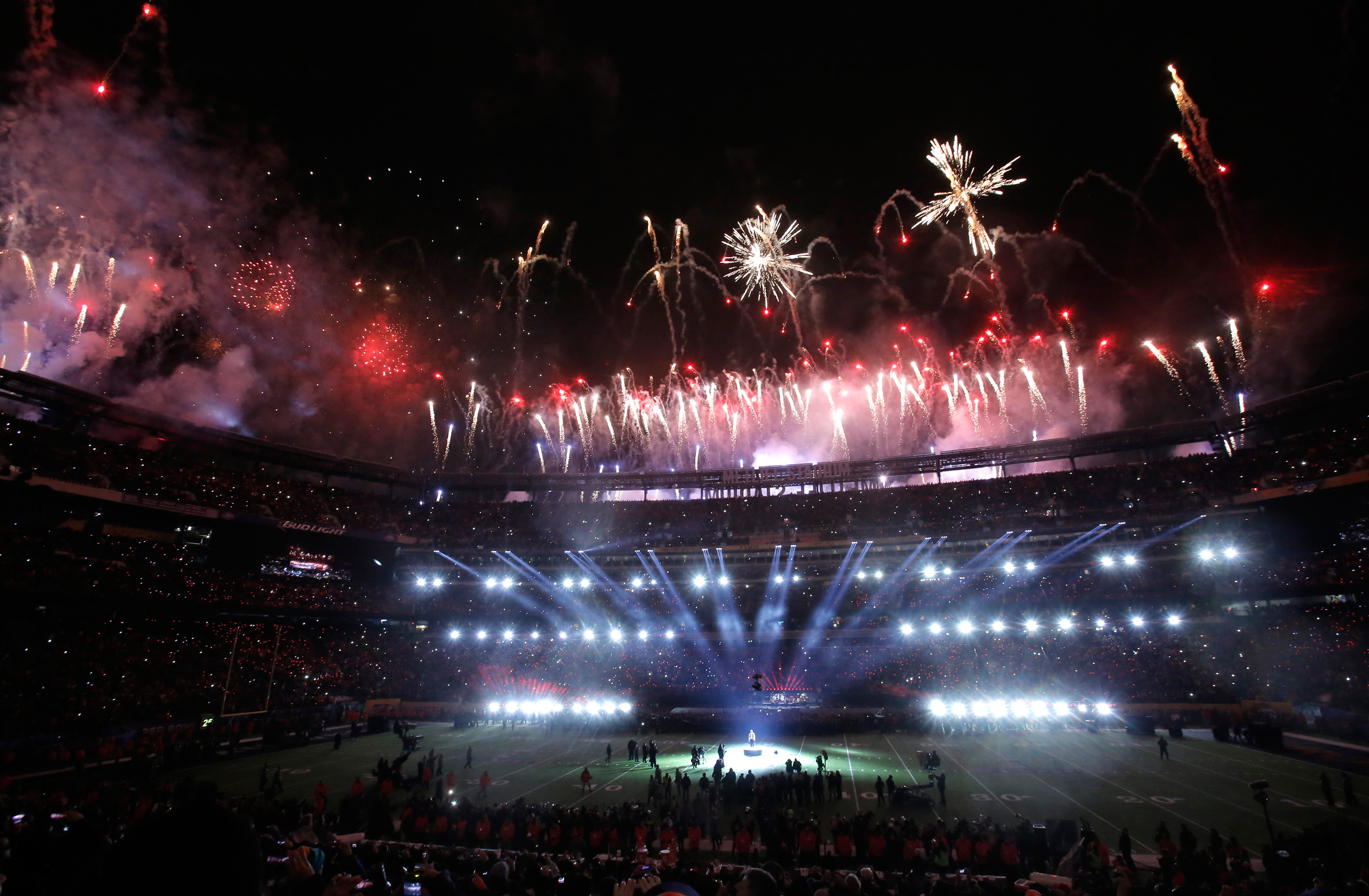 Halftime fireworks erupt during the half-time show of the NFL Super Bowl XLVIII football game between the Denver Broncos and the Seattle Seahawks in East Rutherford, New Jersey, February 2, 2014. REUTERS/Andrew Kelly (UNITED STATES  - Tags: SPORT FOOTBALL ENTERTAINMENT)   - RTX185PK