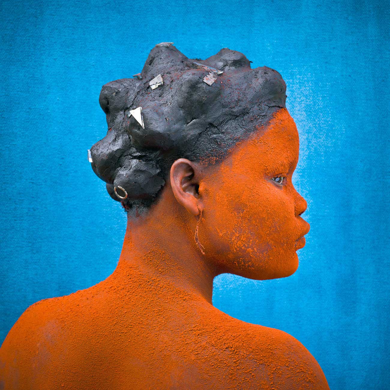 For the Ekondas pygmies in the Democratic Republic of Congo, the most important moment in the life of a woman is the birth of her first child. Every day the young woman engages in an elaborate beautification ritual to draw attention to herself.