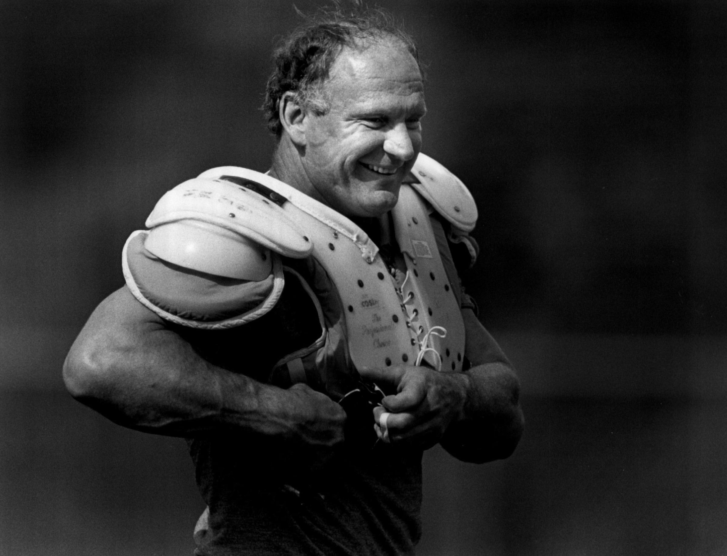 Mike Webster of the Pittsburgh Steelers adjusts his shoulder pads during a practice in Pittsburgh, Pennsylvania, circa 1989.