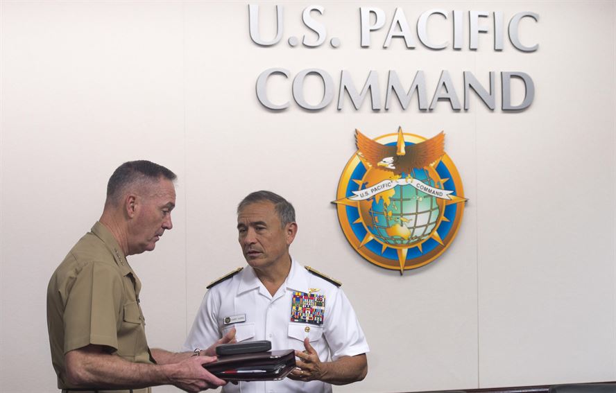 Marine General Joseph Dunford, left, meets last week in Hawaii with Admiral Harry Harris, chief of the U.S. Pacific Command. (DoD photo)