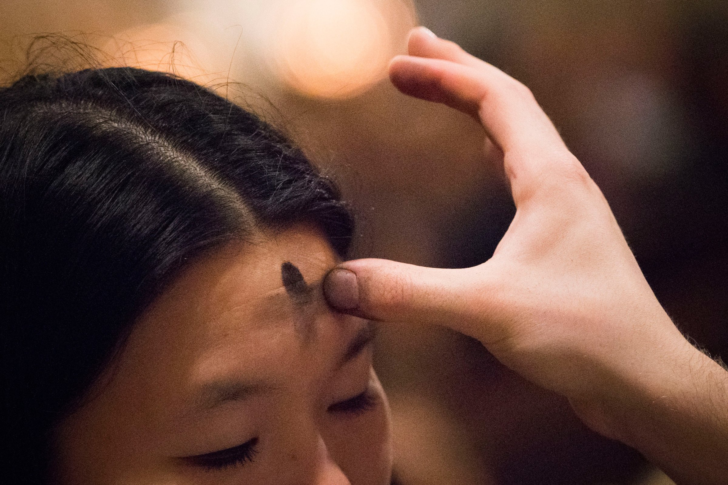 A woman receives ashes at Saint Patrick's Cathedral on Ash Wednesday in New York February 13, 2013. REUTERS/Adrees Latif (UNITED STATES - Tags: RELIGION ANNIVERSARY) - RTR3DQUC