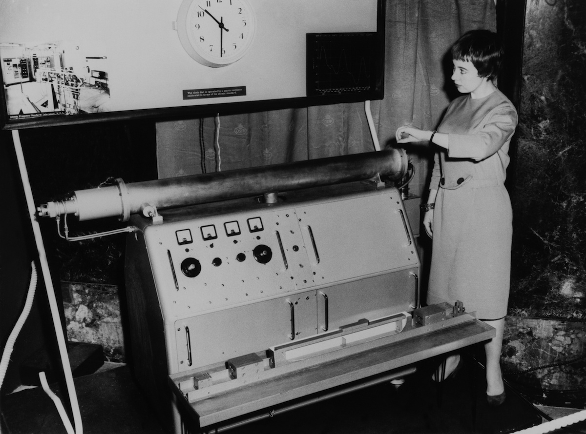A woman checks her watch against an Atomic Clock at Pendulum Atom Exhibition at Goldsmiths' Hall in October 1958. (Keystone-France / Gamma-Keystone / Getty Images)