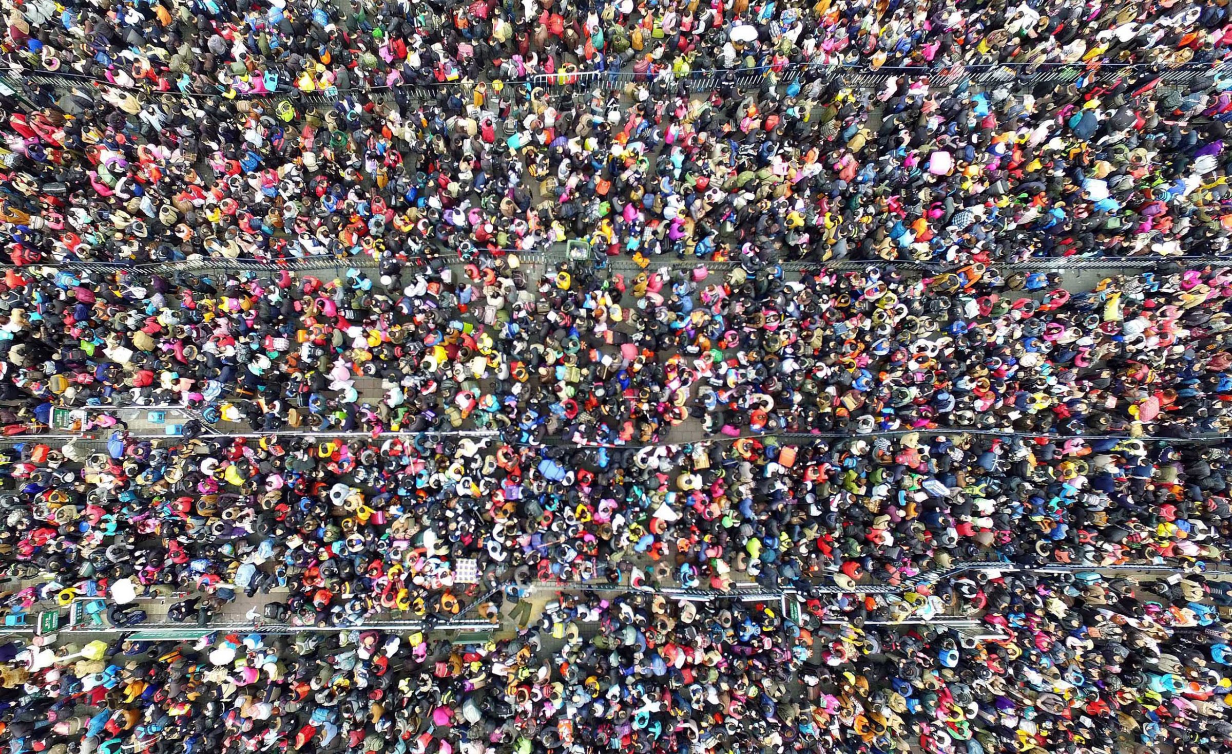 epaselect epa05139968 Passengers are seen stranded outside the Guangzhou Railway Station in Guangzhou in south China's Guangdong province, 02 February 2016. Snow in the south has disrupted the travel peak ahead of the Spring Festival. EPA/KALYL SILVA CHINA OUT