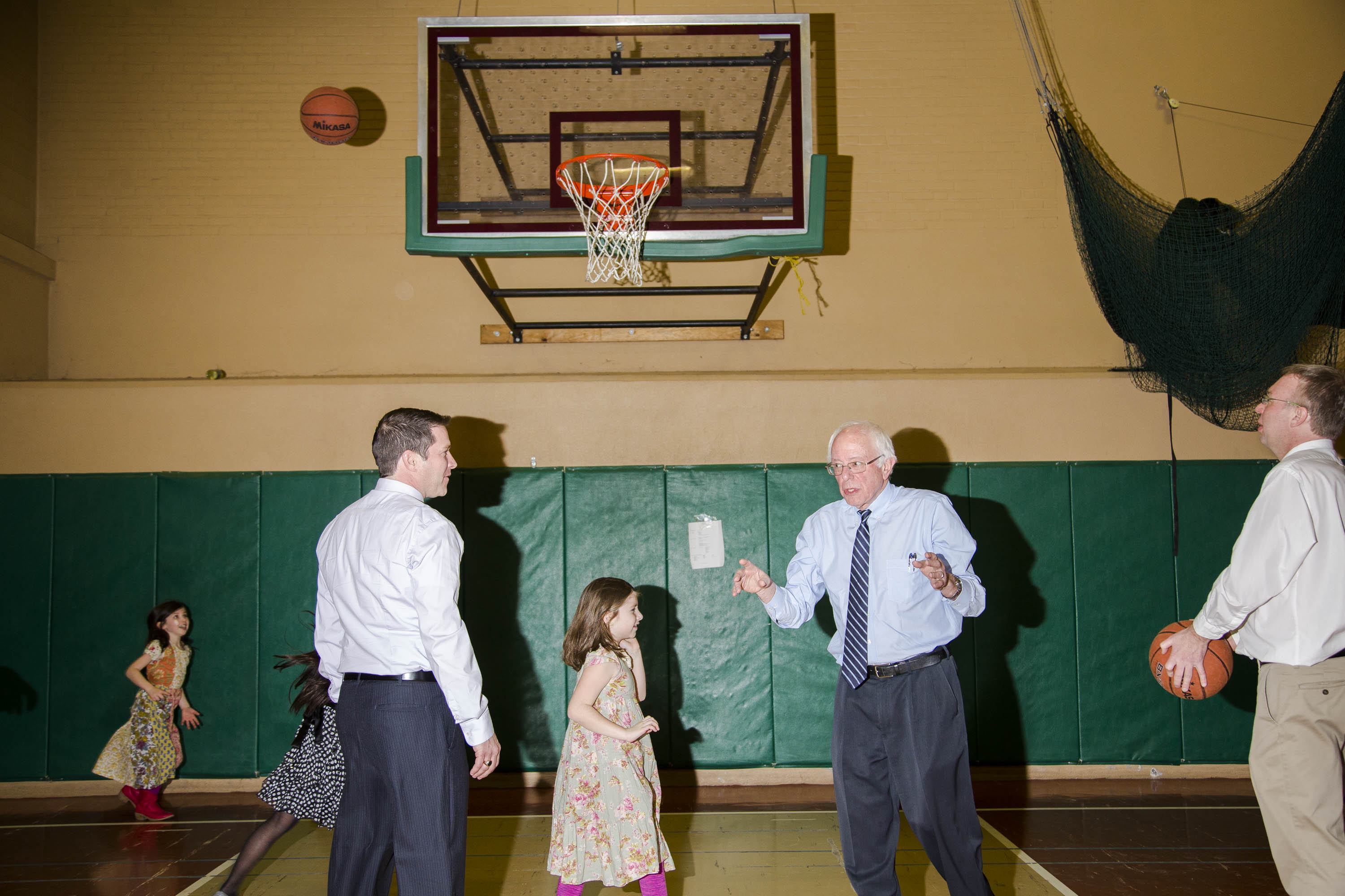 Democratic presidential candidate, Vermont Sen. Bernie Sanders shoots hoops with family at Concord High School on Feb. 9, 2016, in Concord, N.H.