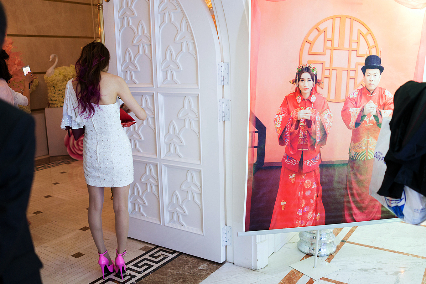 Inside Lavender Wedding, a wedding function warehouse in Shanghai, houses three chapels and five wedding banquet rooms with disco corridors and plenty of wedding backdrops for more photos. Pre-wedding photos are displayed at right.