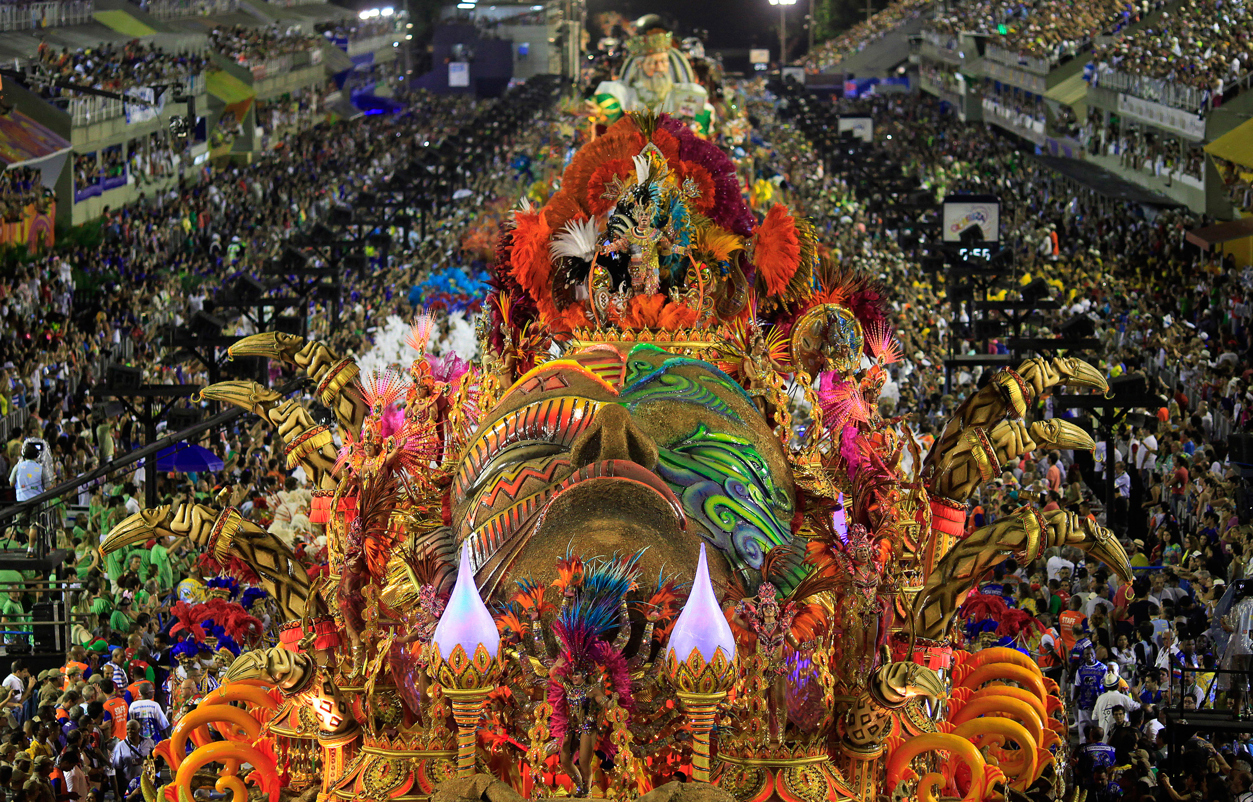 The Beija-Flor samba school parades during the Rio de Janeiro's Carnival February 17, 2015. The Carnival's jury named the group champion on Wednesday. Picture taken February 17, 2015. REUTERS/Ricardo Moraes (BRAZIL - Tags: SOCIETY TPX IMAGES OF THE DAY) - RTR4Q5PF