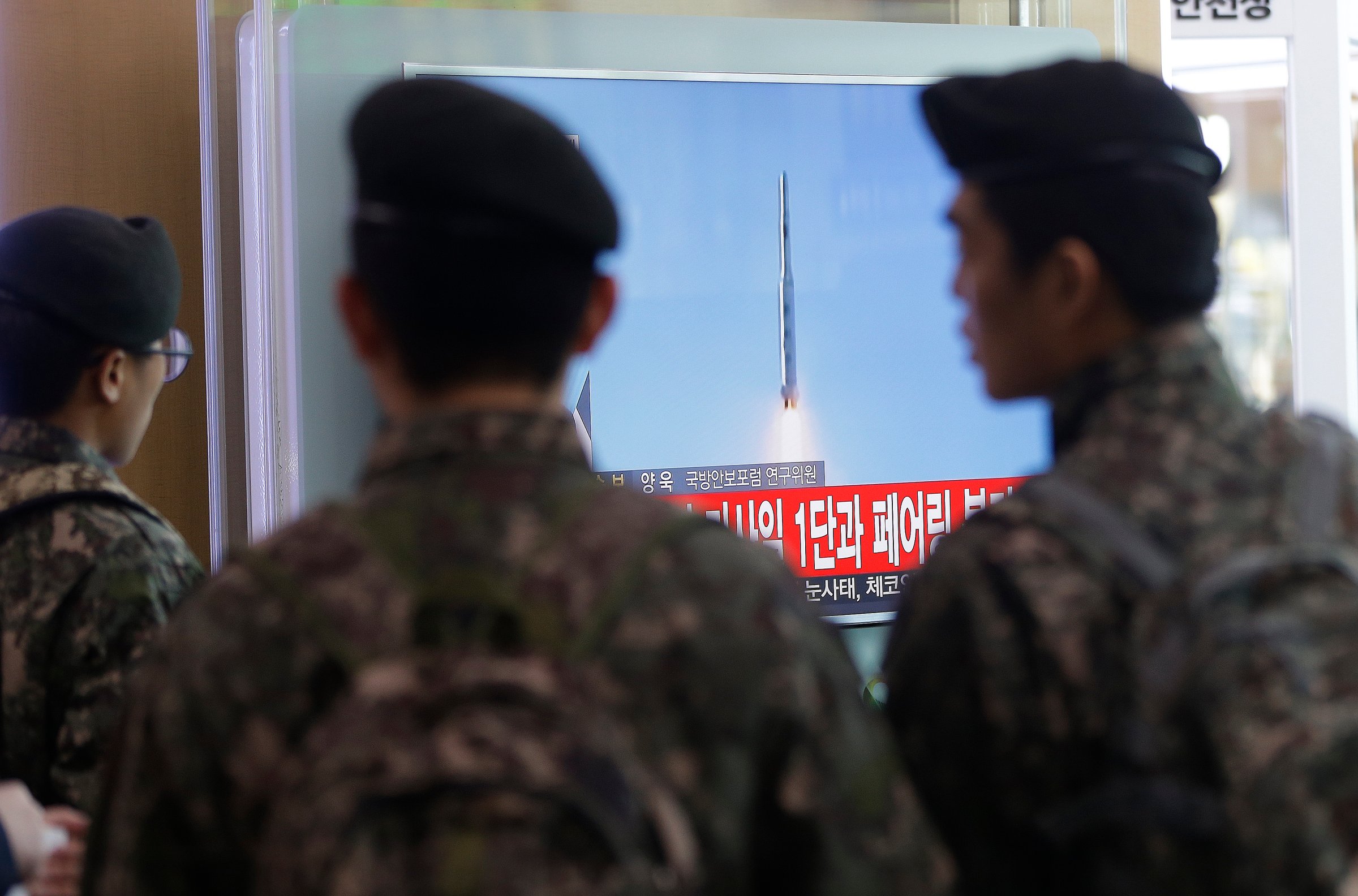 South Korean army soldiers watch a TV news program with a file footage about North Korea's rocket launch at Seoul Railway Station in Seoul, South Korea on Feb. 7, 2016.