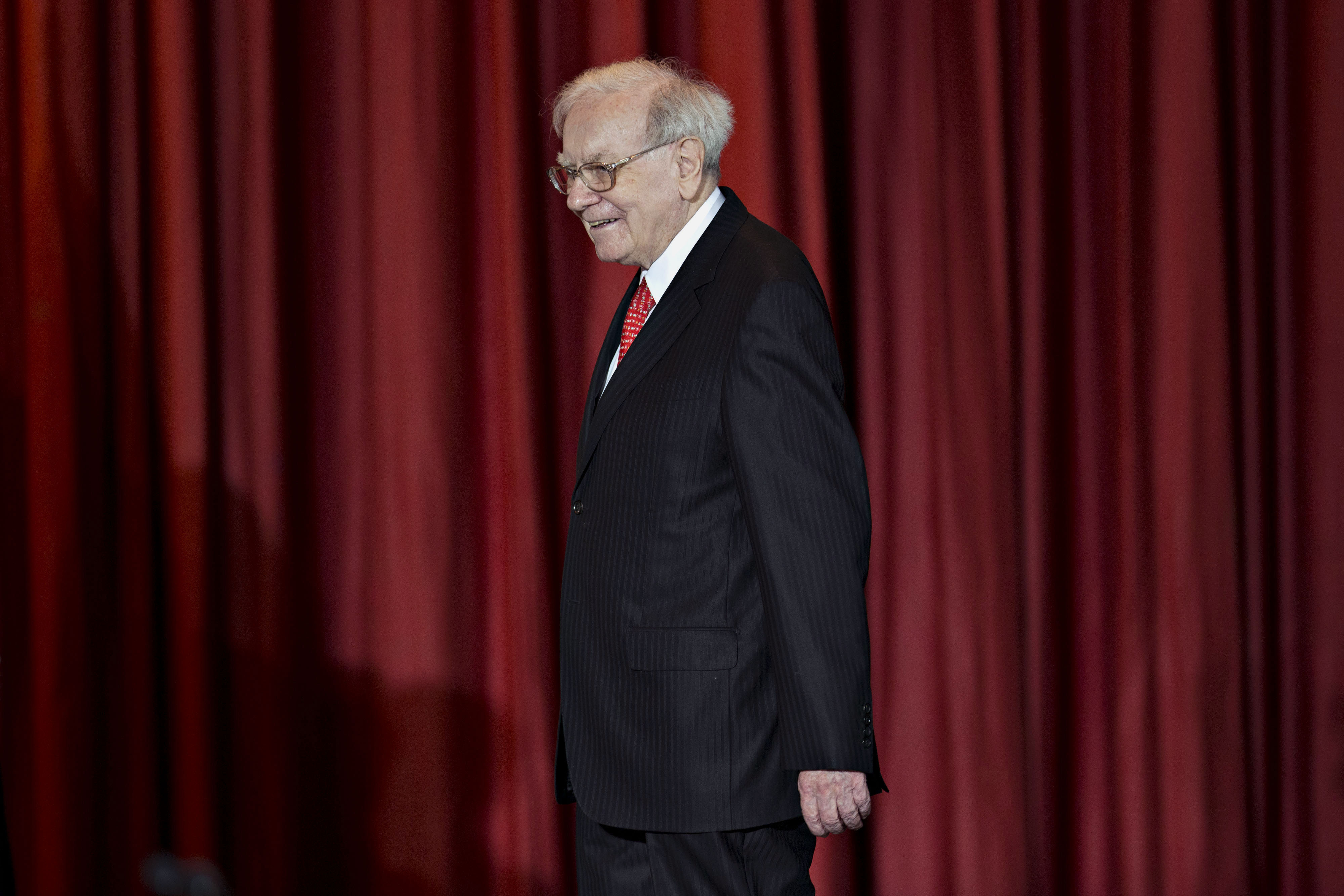 Warren Buffett arrives on stage during an event with Hillary Clinton in Omaha, Nebraska, on Dec. 16, 2015. (Daniel Acker—Bloomberg/Getty Images)