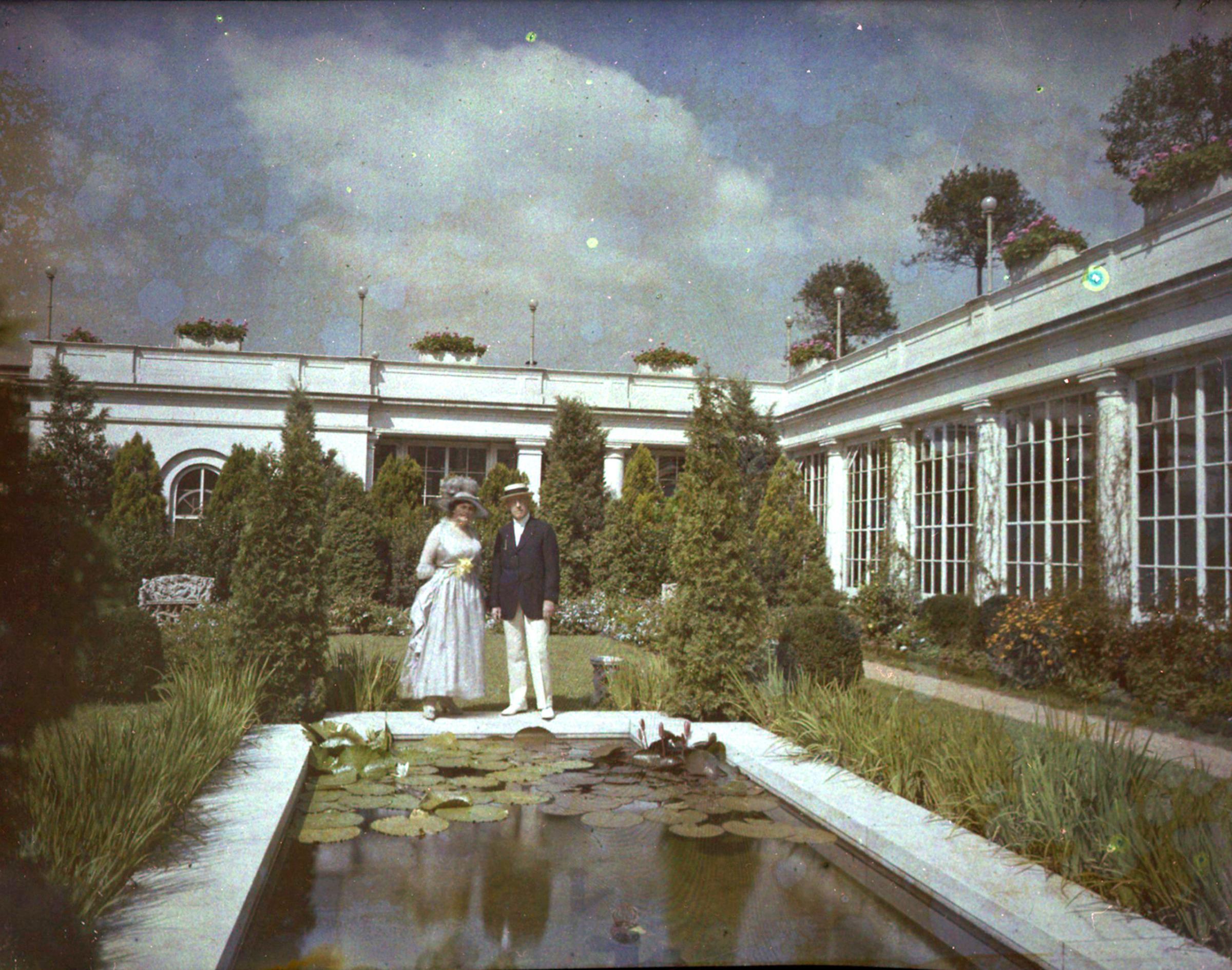 Edith and Woodrow Wilson enjoy the East Garden in their summer finery.