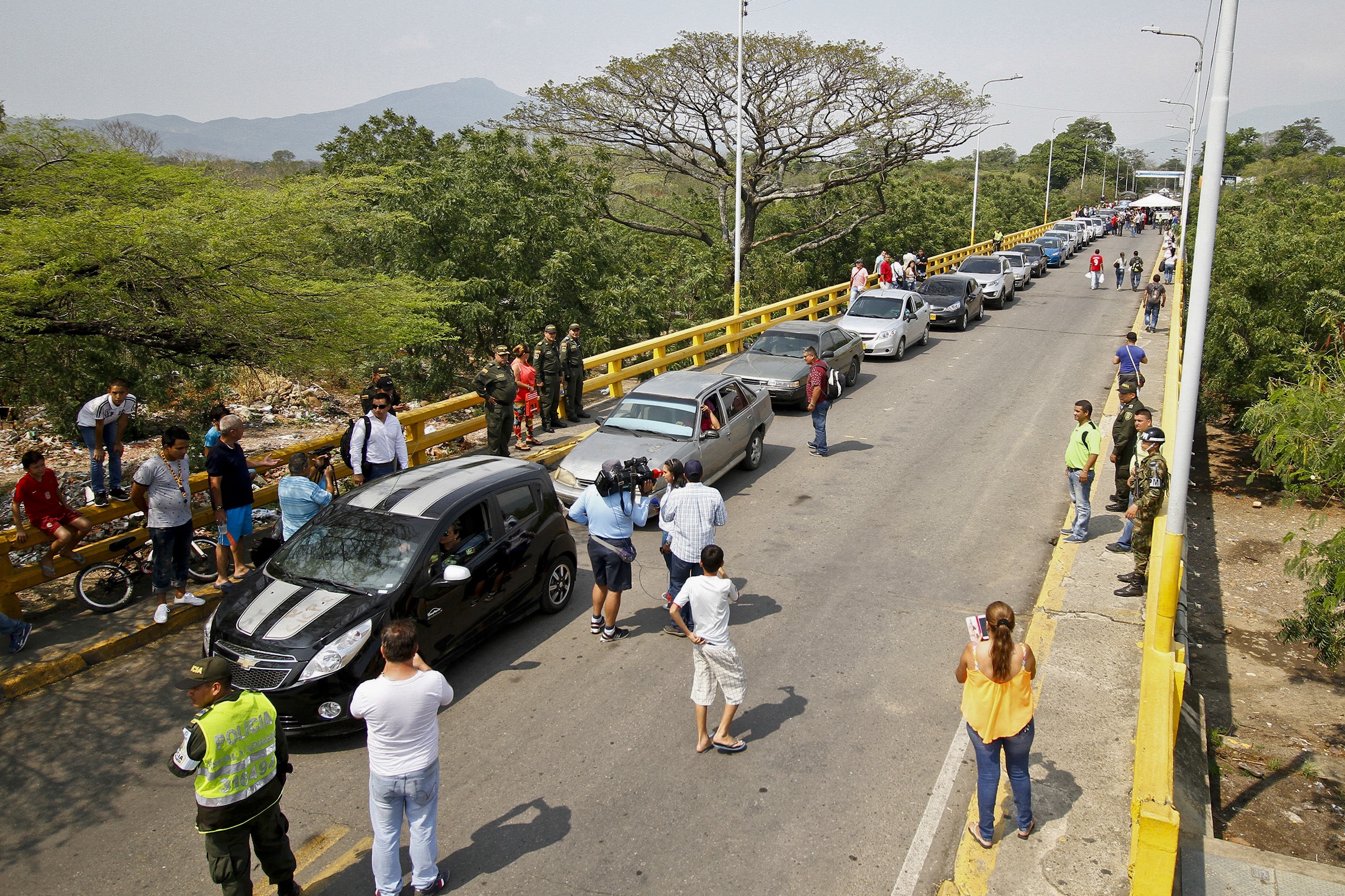 Drivers queue while waiting to cross the Colombia-Venezuela border, in Cucuta, Colombia, on Feb. 27, 2016. (Schneyder Mendoza—AFP/Getty Images)