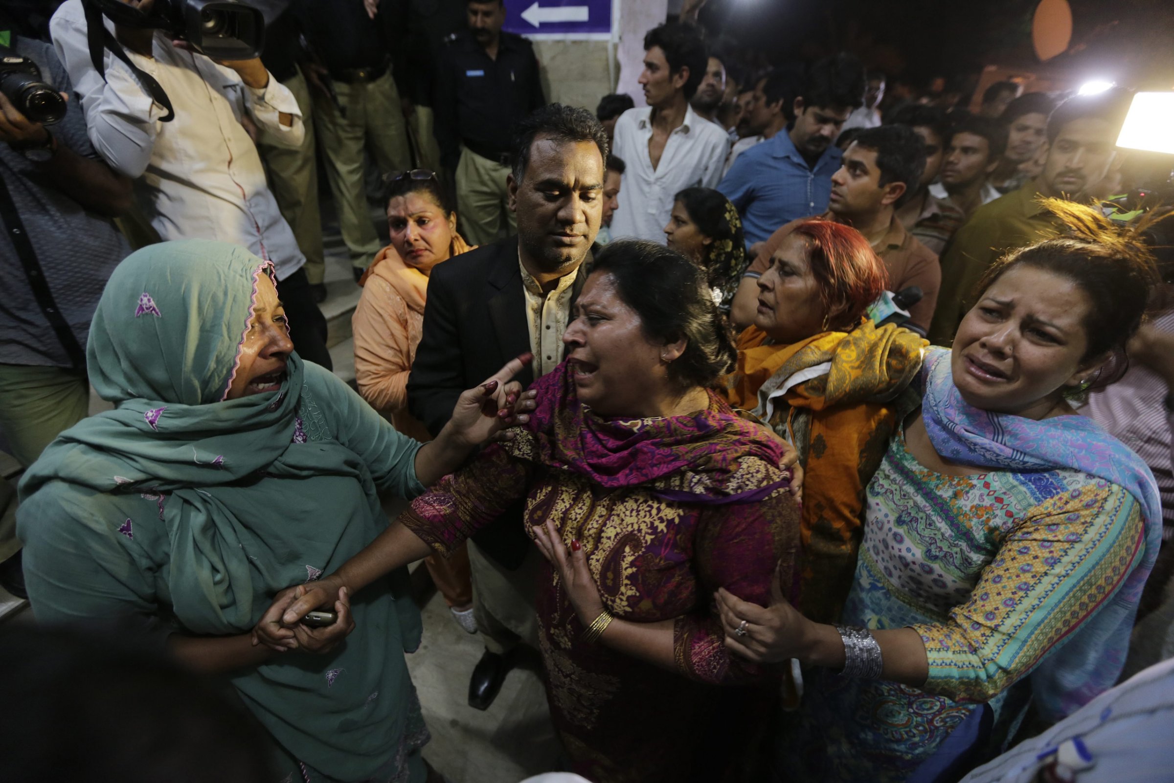 epa05232899 Relatives of the victims of a suicide bomb blast cry outside a hospital in Lahore, Pakistan, 27 March 2016. At least 52 people inlcuding women and children were killed while dozens injured in a suicide bomb attack that targeted a recreational park in Lahore. EPA/RAHAT DAR
