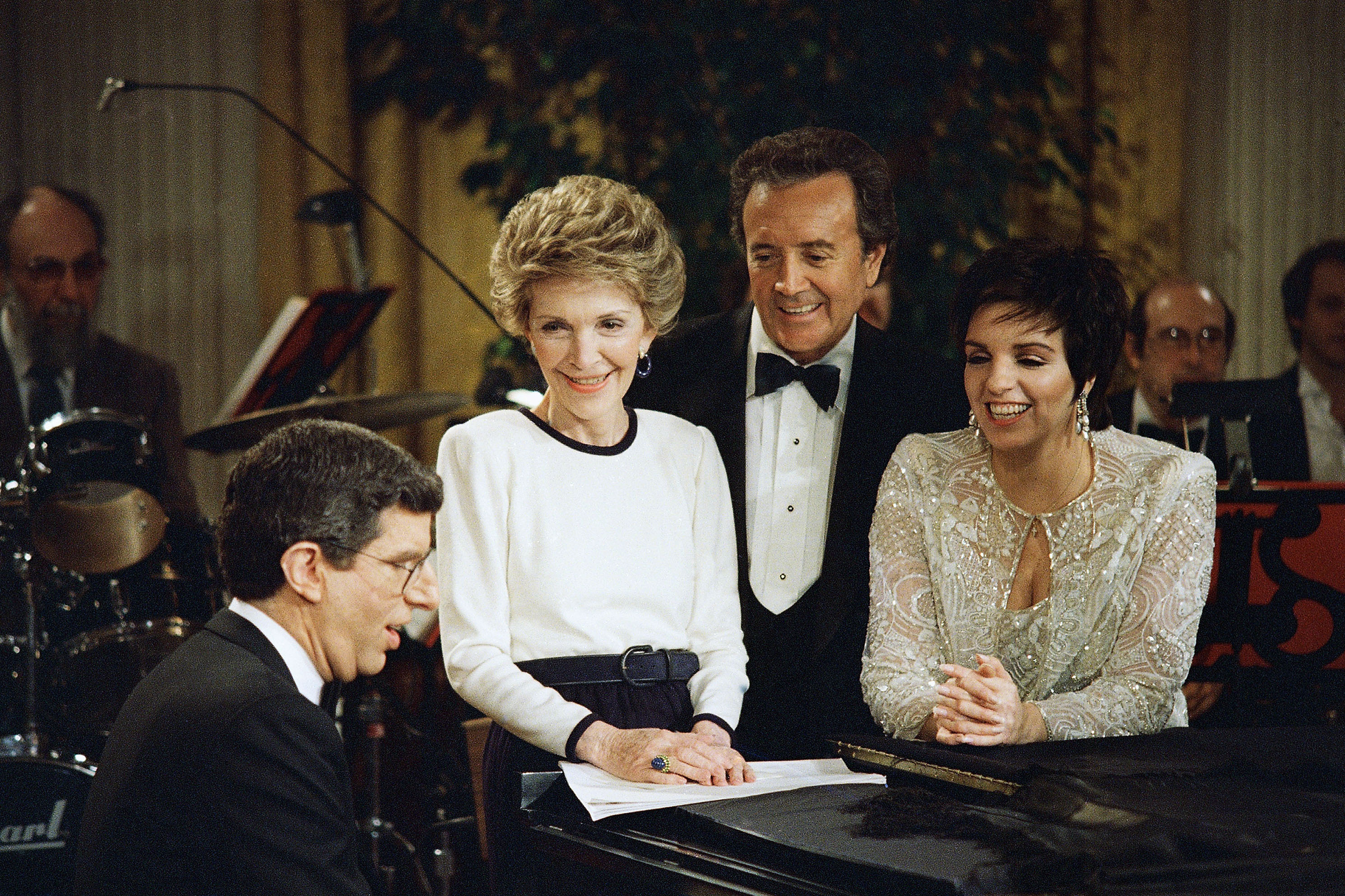 Nancy Reagan sings a song along with Marvin Hamlisch, Vic Damone and Liza Minnelli during a rehearsal at the White House in Washington, D.C. on March 8, 1987.