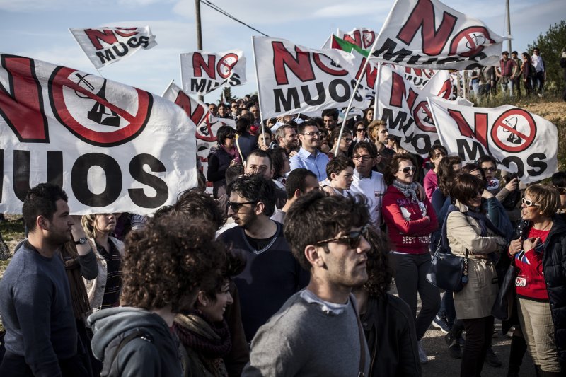 A  No MUOS  demonstration outside the American military base NRTF-8 in Nisceni, Italy, March 30, 2013.