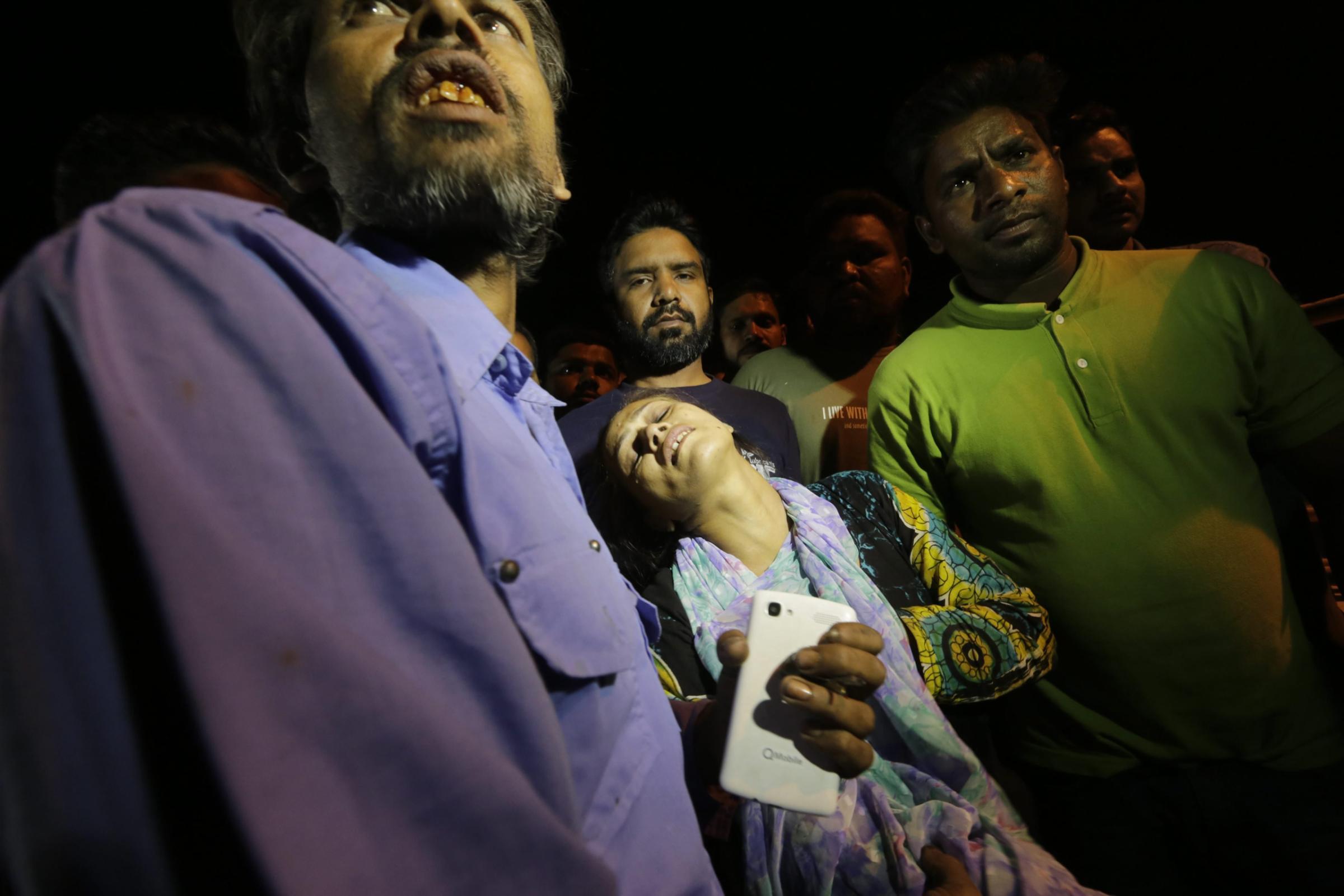 epa05232898 Relatives of the victims of a suicide bomb blast cry outside a hospital in Lahore, Pakistan, 27 March 2016. At least 52 people inlcuding women and children were killed while dozens injured in a suicide bomb attack that targeted a recreational park in Lahore. EPA/RAHAT DAR