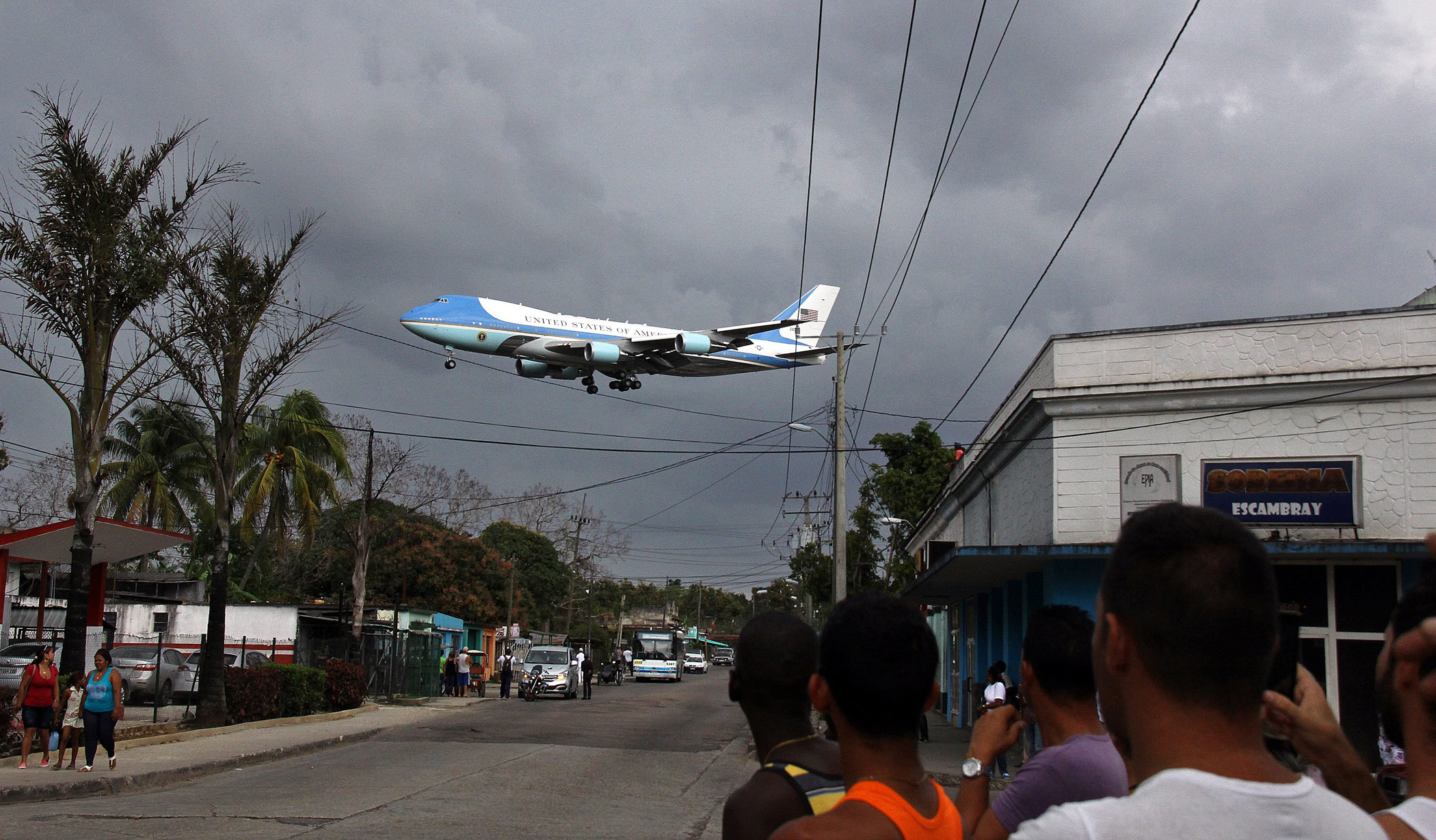 Cuban citizens wacth as Air Force One lands at Jose Marti Airport in Havana on March 20, 2016.