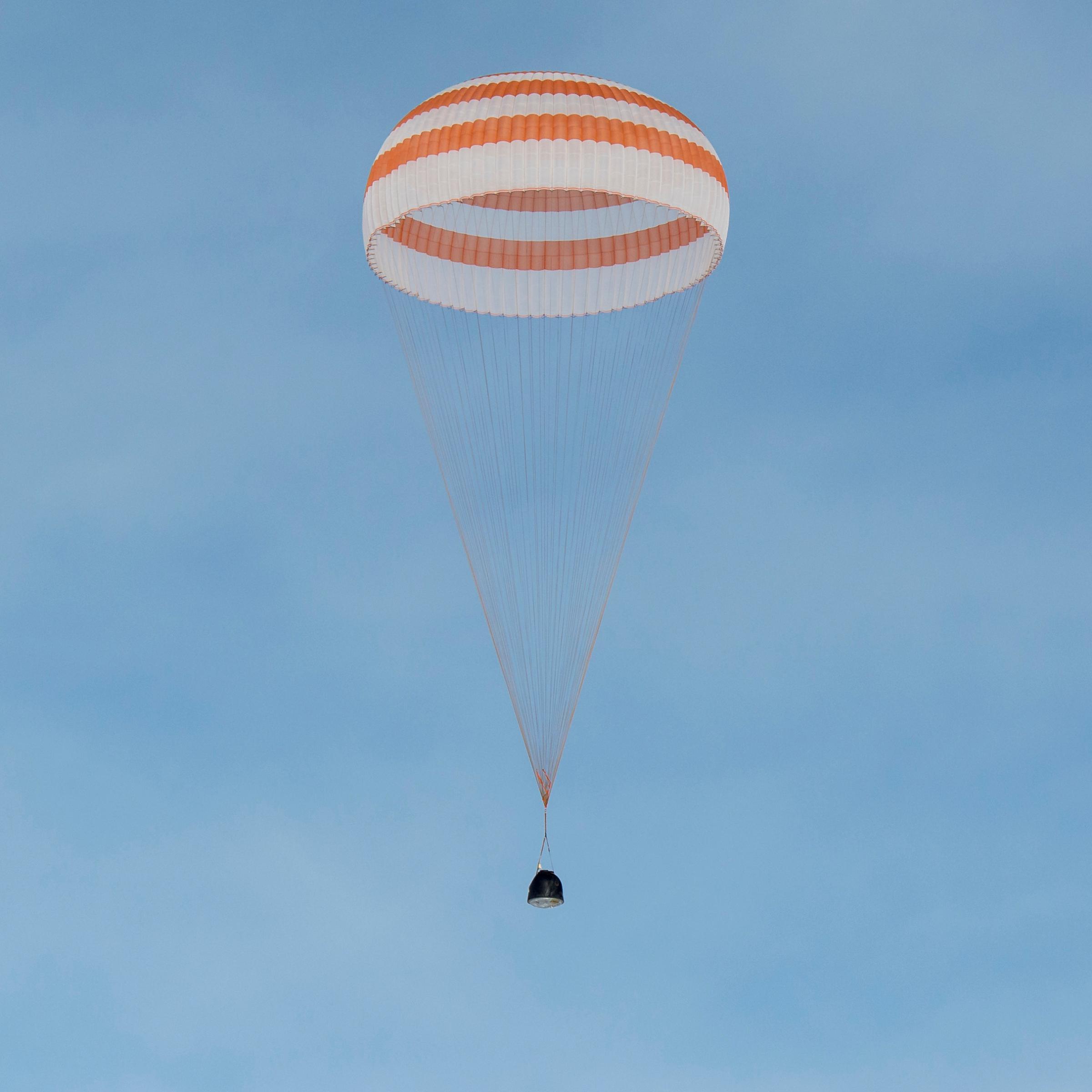 See Scott Kelly Descend to Earth After a Year in Space | TIME