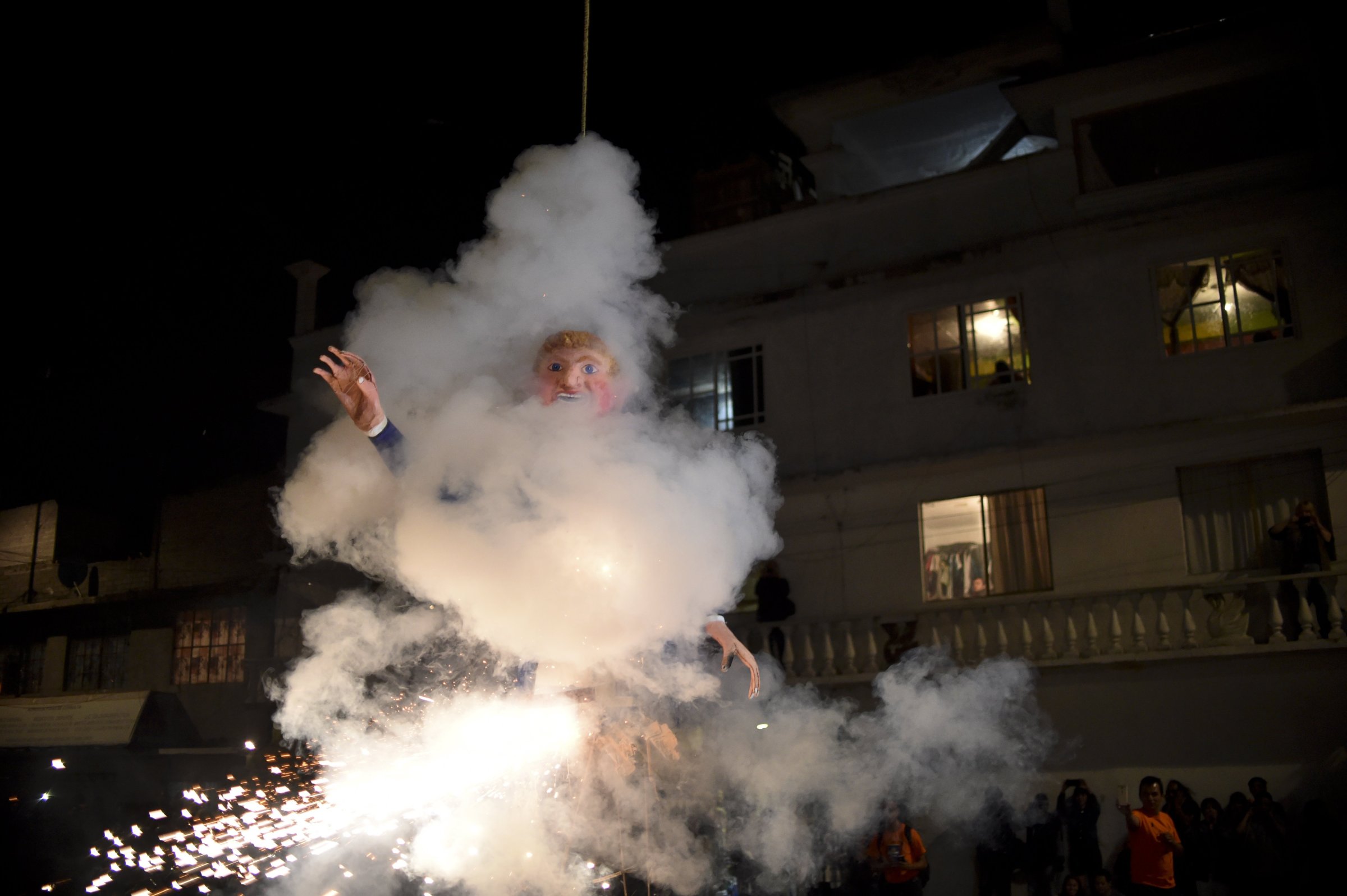 Mexicans set fire to an effigy of Donald Trump in Mexico City on March 26, 2016.