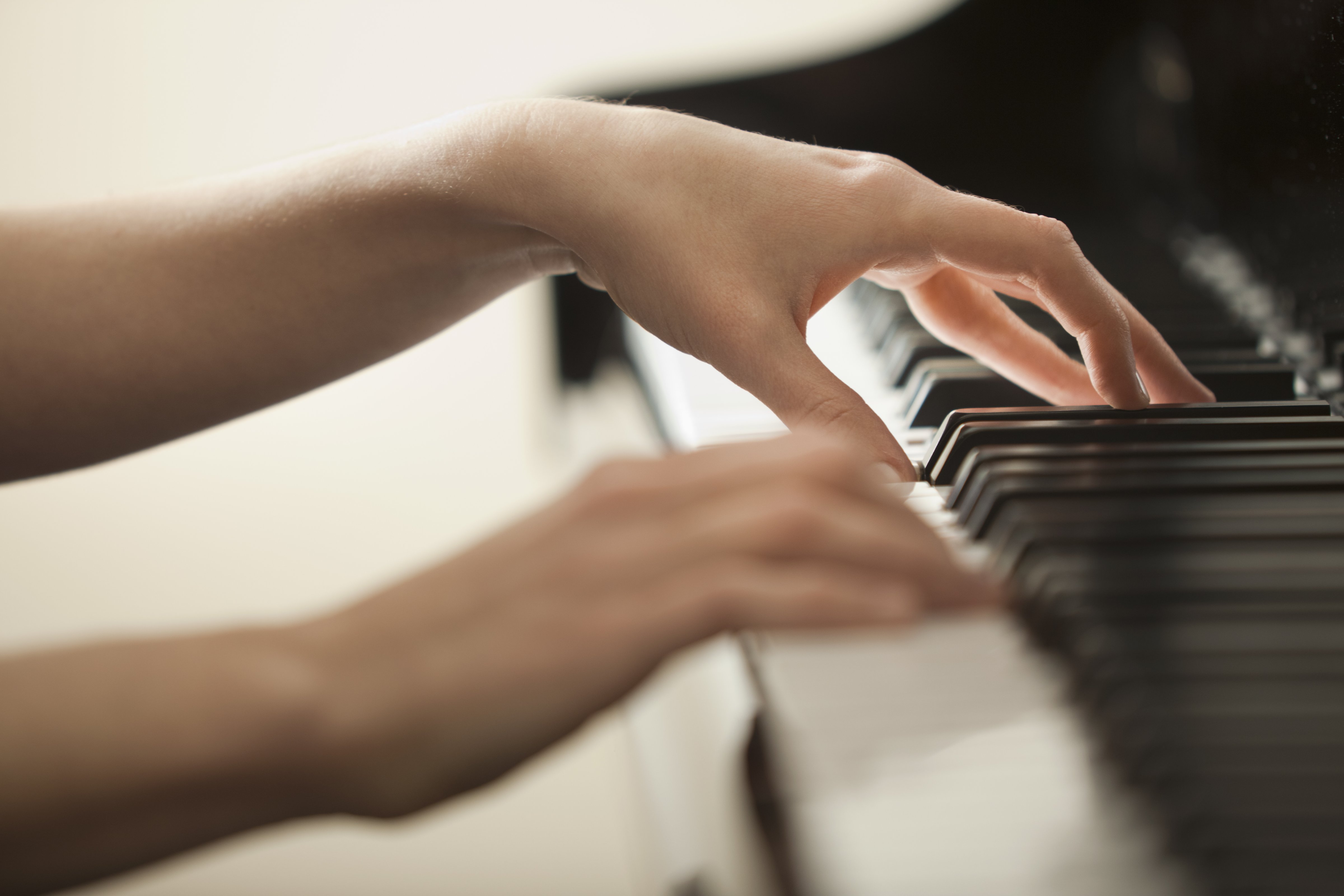 woman-hands-piano