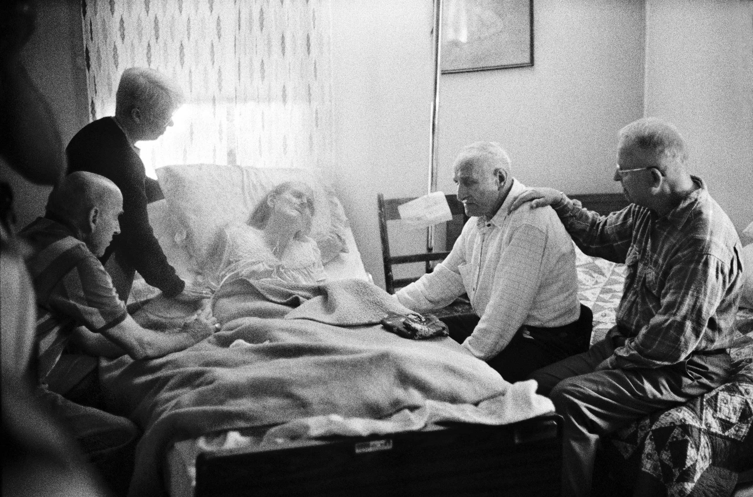 From the series <em>Aging in America</em>
                      Maxine Peters passes away at home, surrounded by her family, friends and hospice aides. (Ed Kashi)