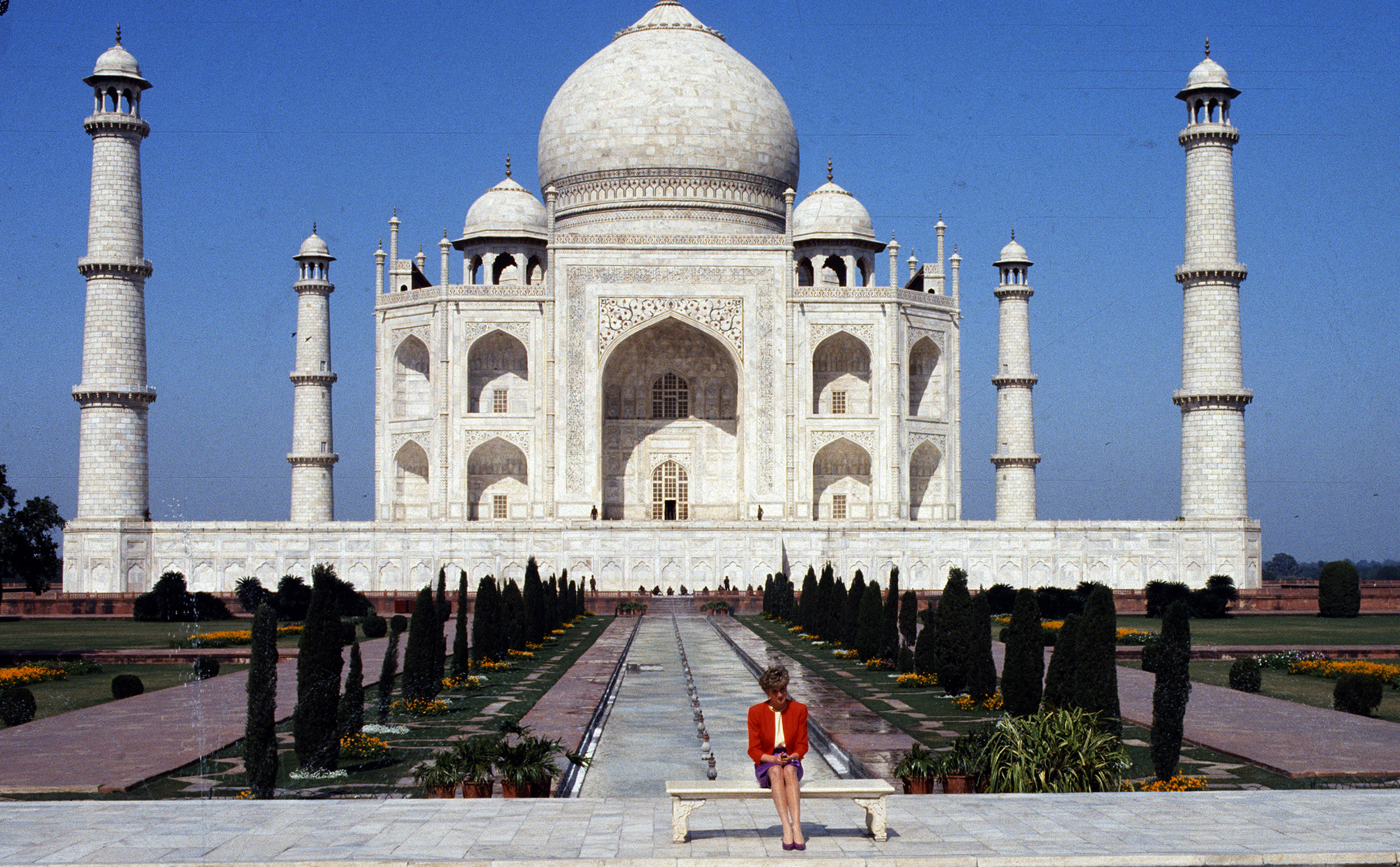Diana, Princess of Wales, poses alone at the Taj Mahal during her visit to India on Feb. 11, 1992 (Anwar Hussein—Getty Images)