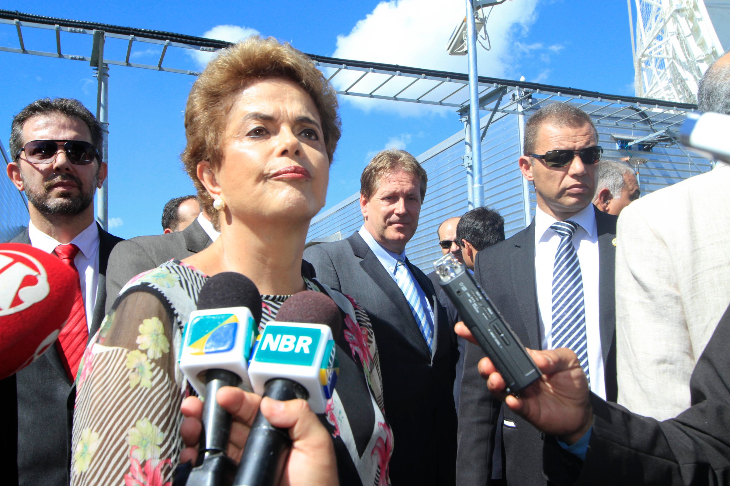 Dilma Rousseff Visits the Air Force's Space Operations Center