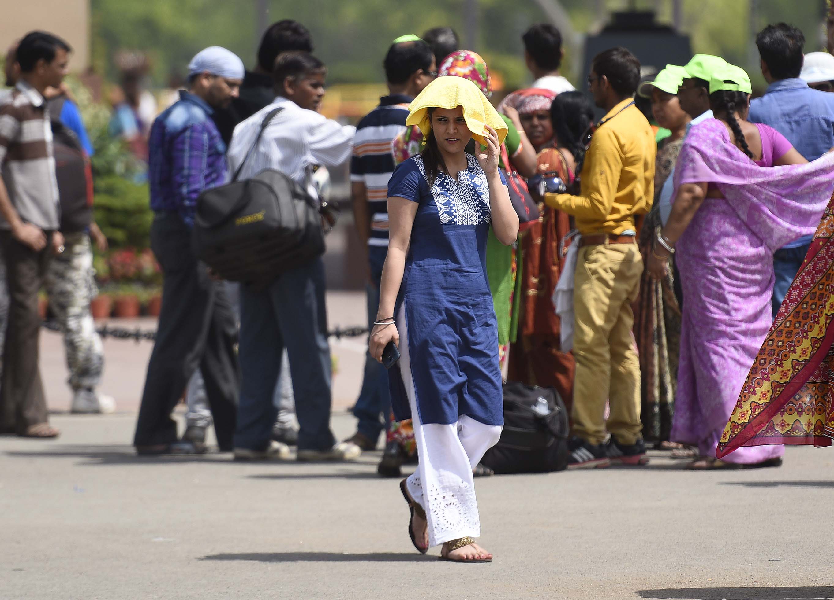 People cover themselves to protect against the hot summer day, as the heat-wave conditions prevailed in northern India with the maximum temperature settling at 38.9&deg;C, five notches above normal on April 2, 2016, in New Delhi (Sonu Mehta—Hindustan Times/Getty Images)