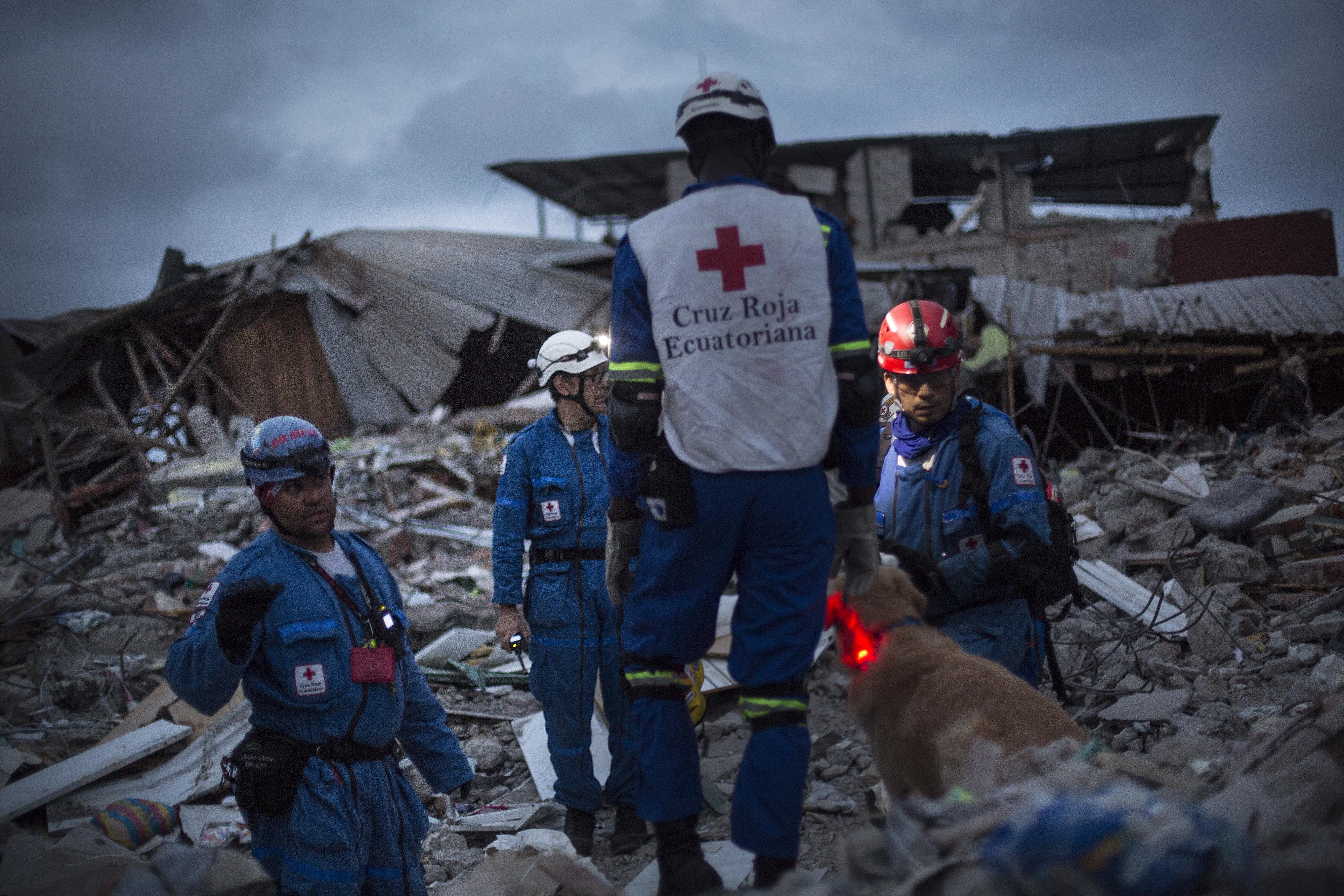 Rescue workers look for survivors after an earthquake struck in Pedernales, Ecuador, April 20, 2016. (Edu Leon—LatinContent/Getty Images)