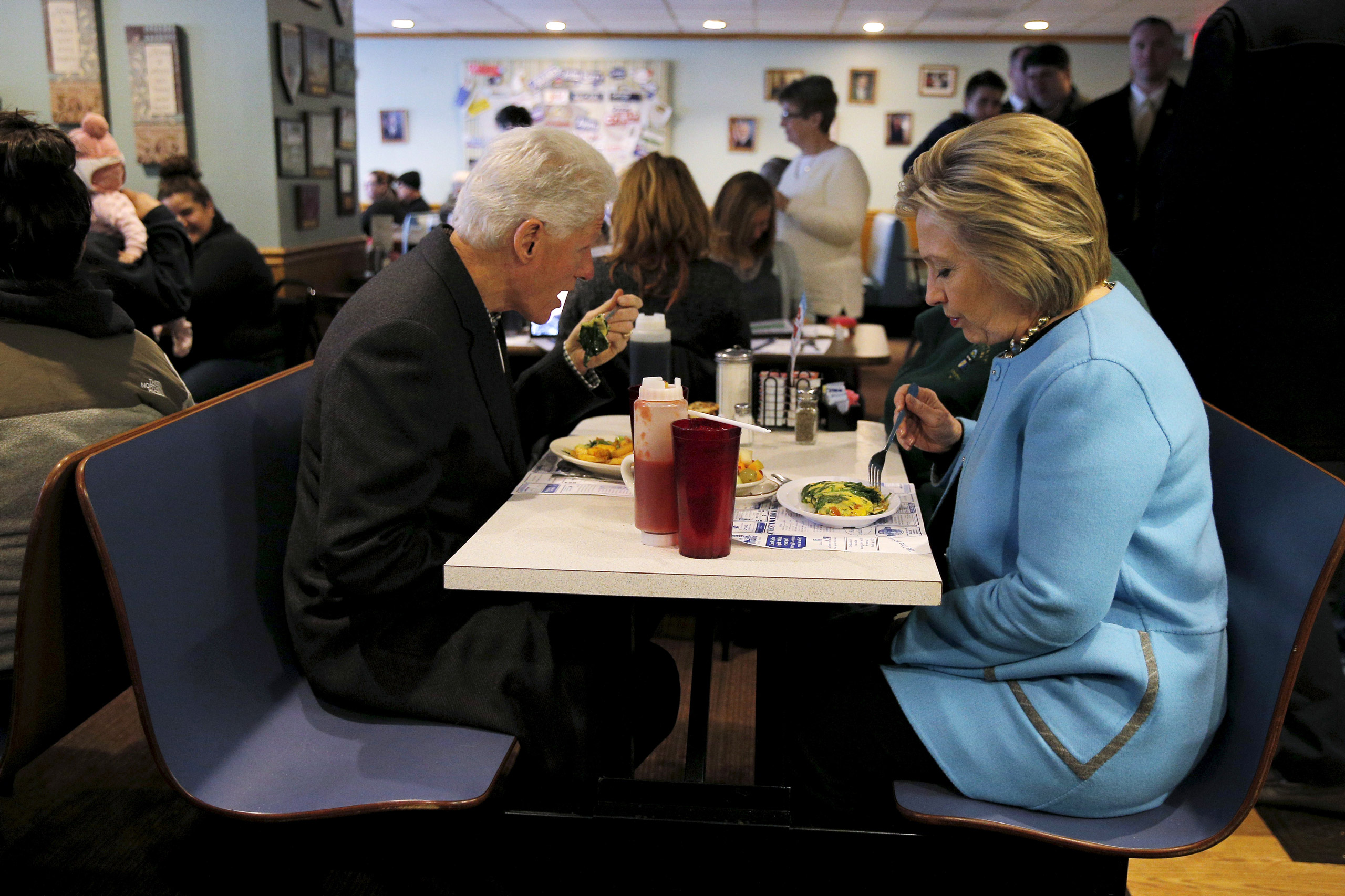 U.S. Democratic presidential candidate Hillary Clinton and her husband, former U.S. President Bill Clinton eat breakfast at the Chez Vachon restaurant in Manchester, New Hampshire February 8, 2016.  REUTERS/Brian Snyder - RTX260DC