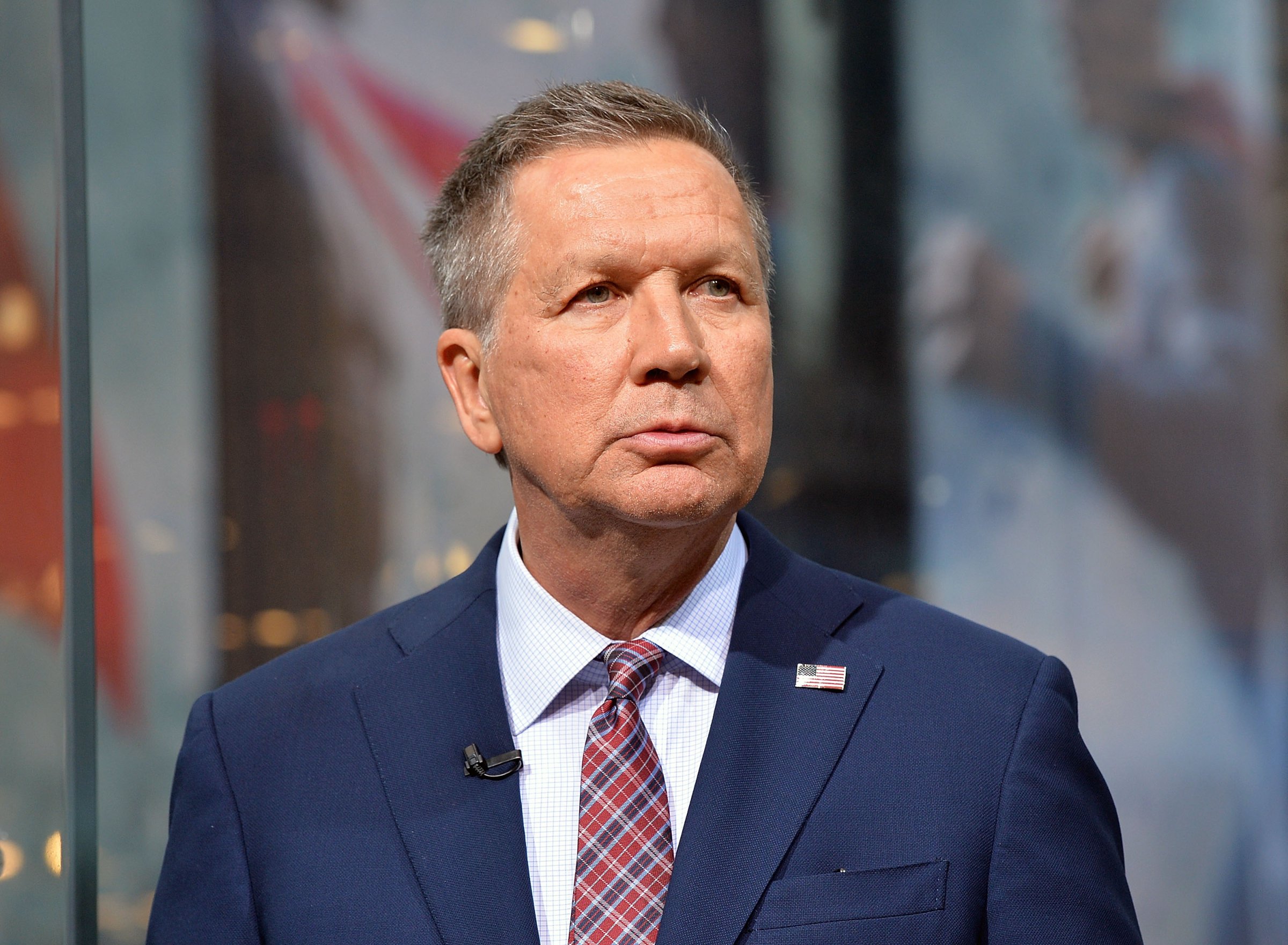 Republican Presidential Candidate, Governor John Kasich visits "Extra" at H&M Times Square on April 7, 2016 in New York City.