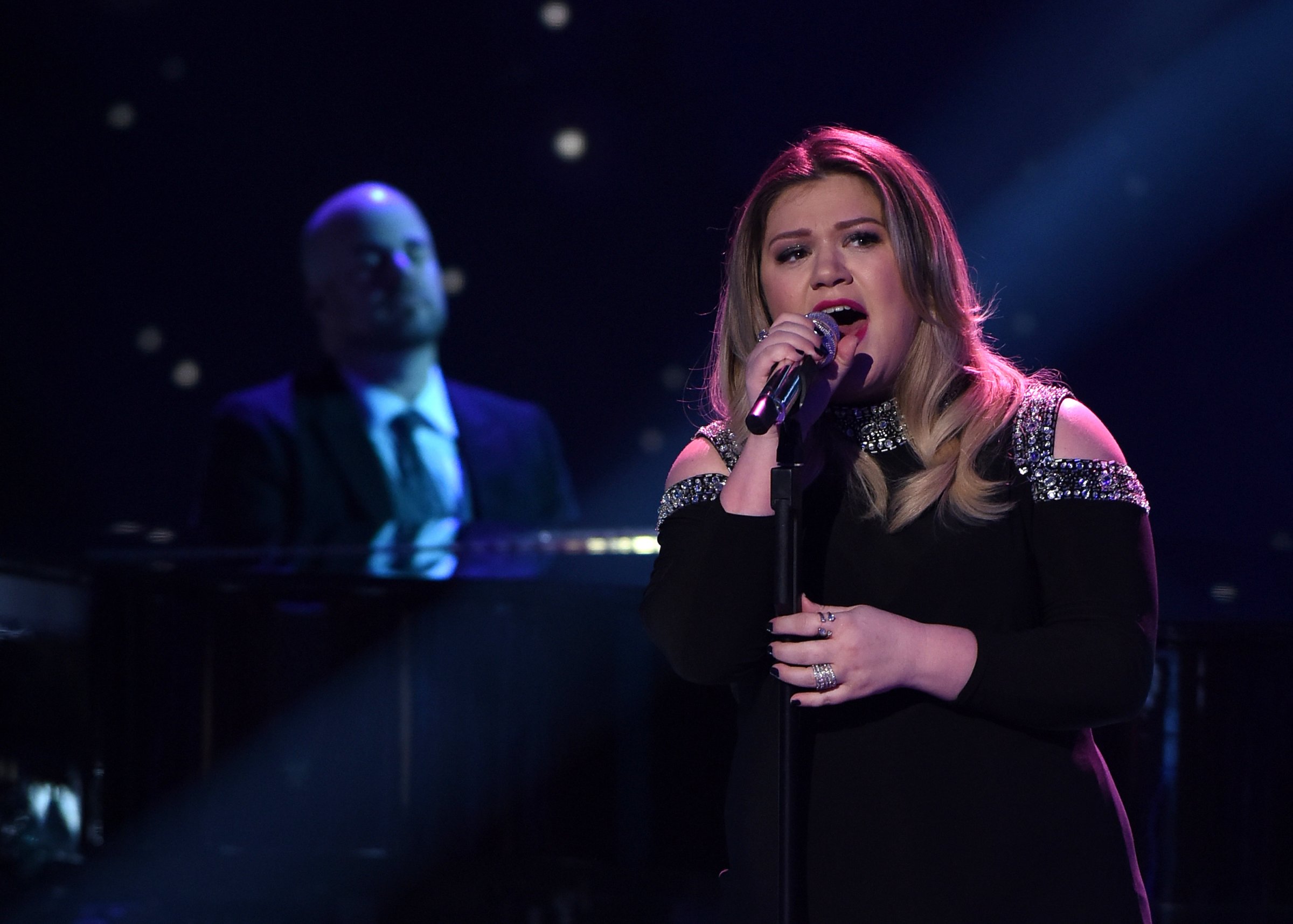 Guest judge and Season 1 winner Kelly Clarkson performs onstage at FOX's American Idol Season 15 on February 25, 2016 in Hollywood, California.