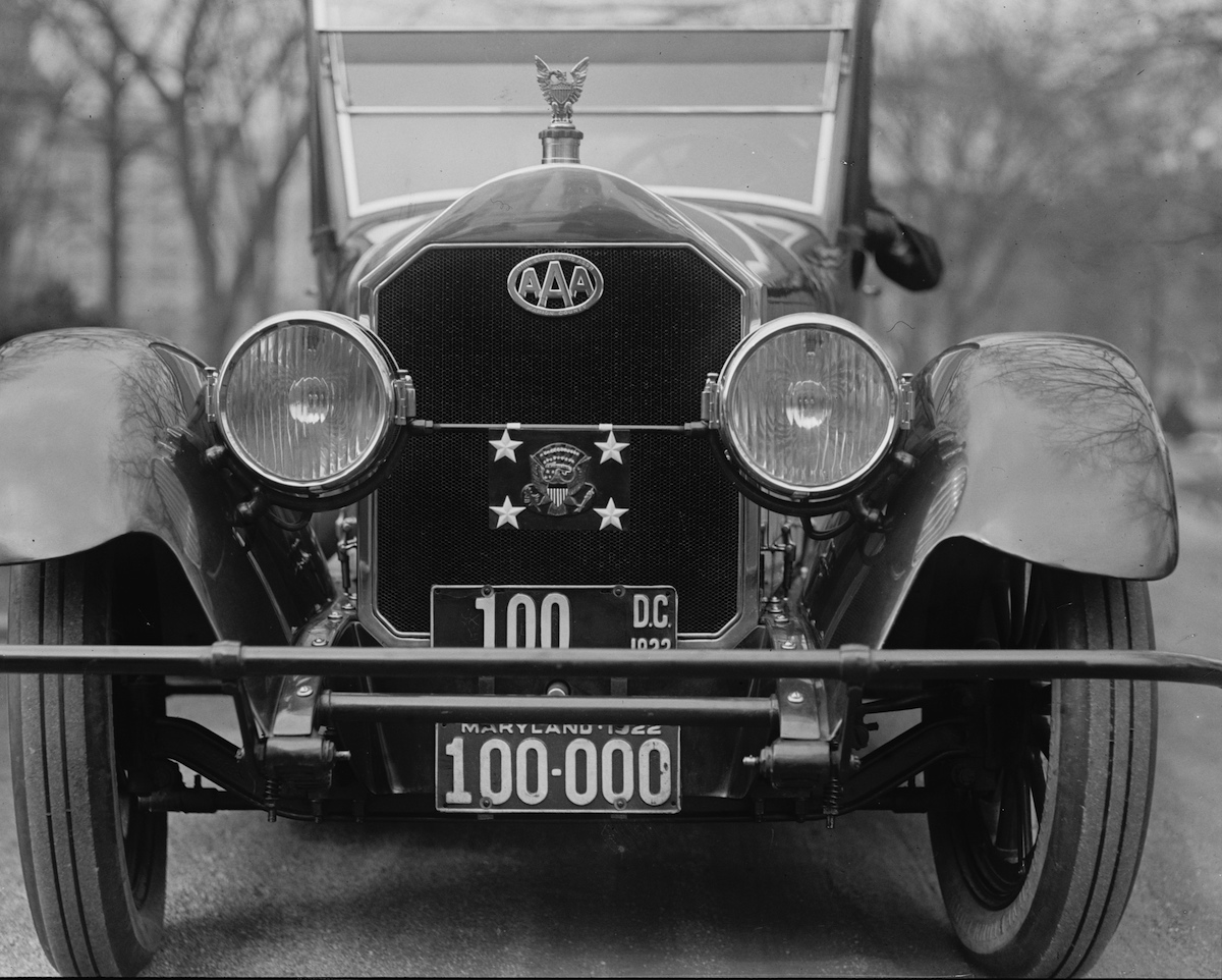 The Presidential Shield on the front of the President's car in 1922, above his license plate. (Library of Congress / Getty Images)