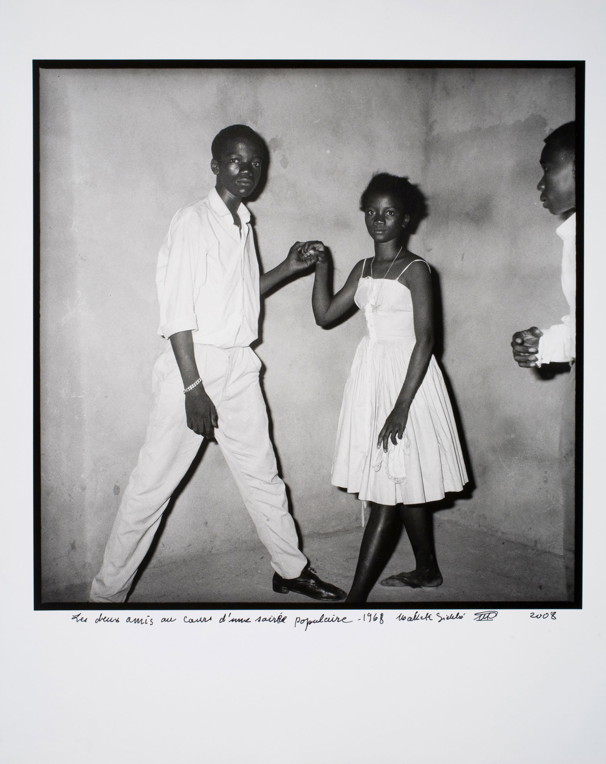 Photograph by Malick Sidibe, Les deux amis au cours d'une soirée populaire, 1968-2008.
