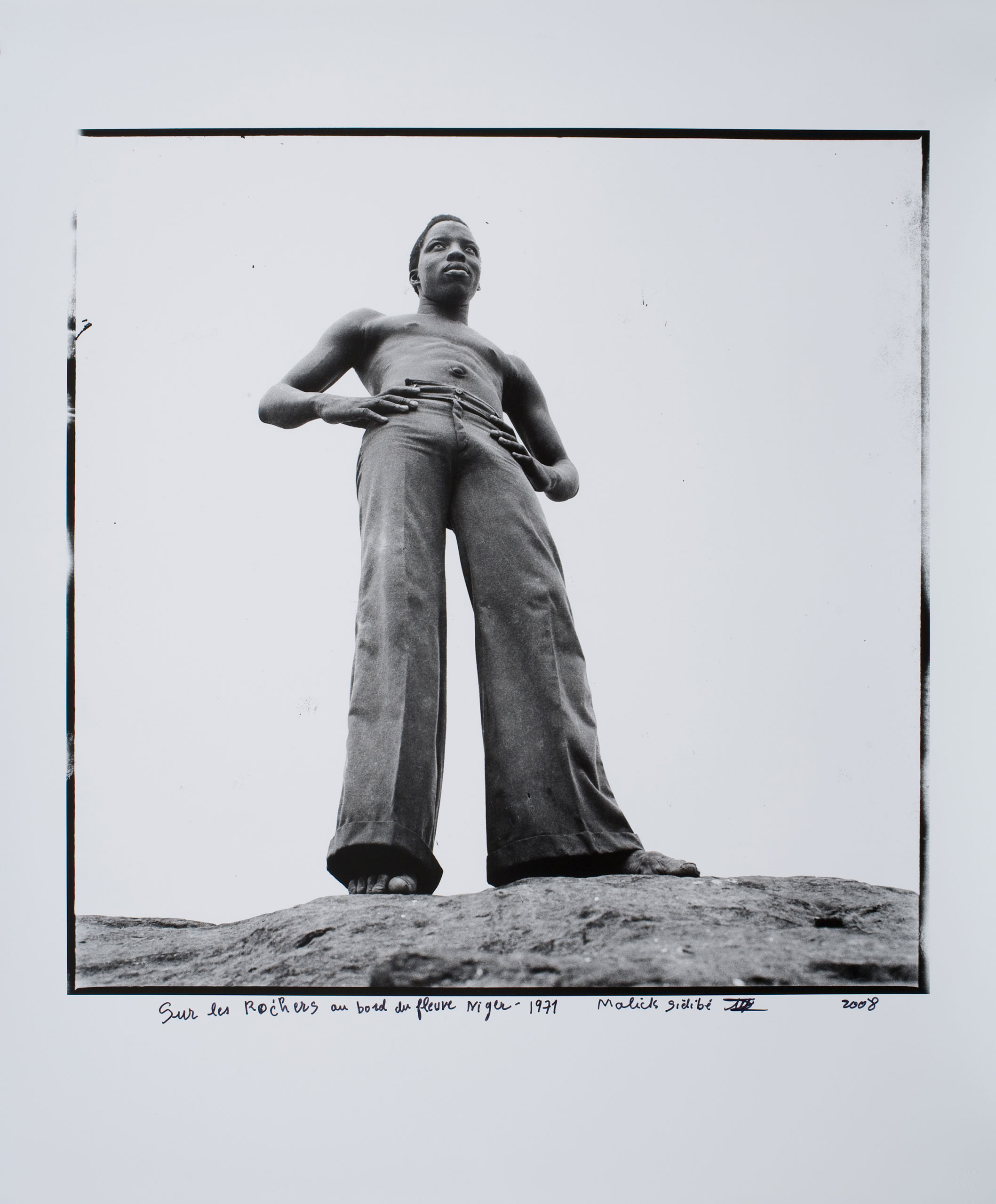 Photograph by Malick Sidibe, Sur les rochers au bord du fleuve Niger, 1971-2008.