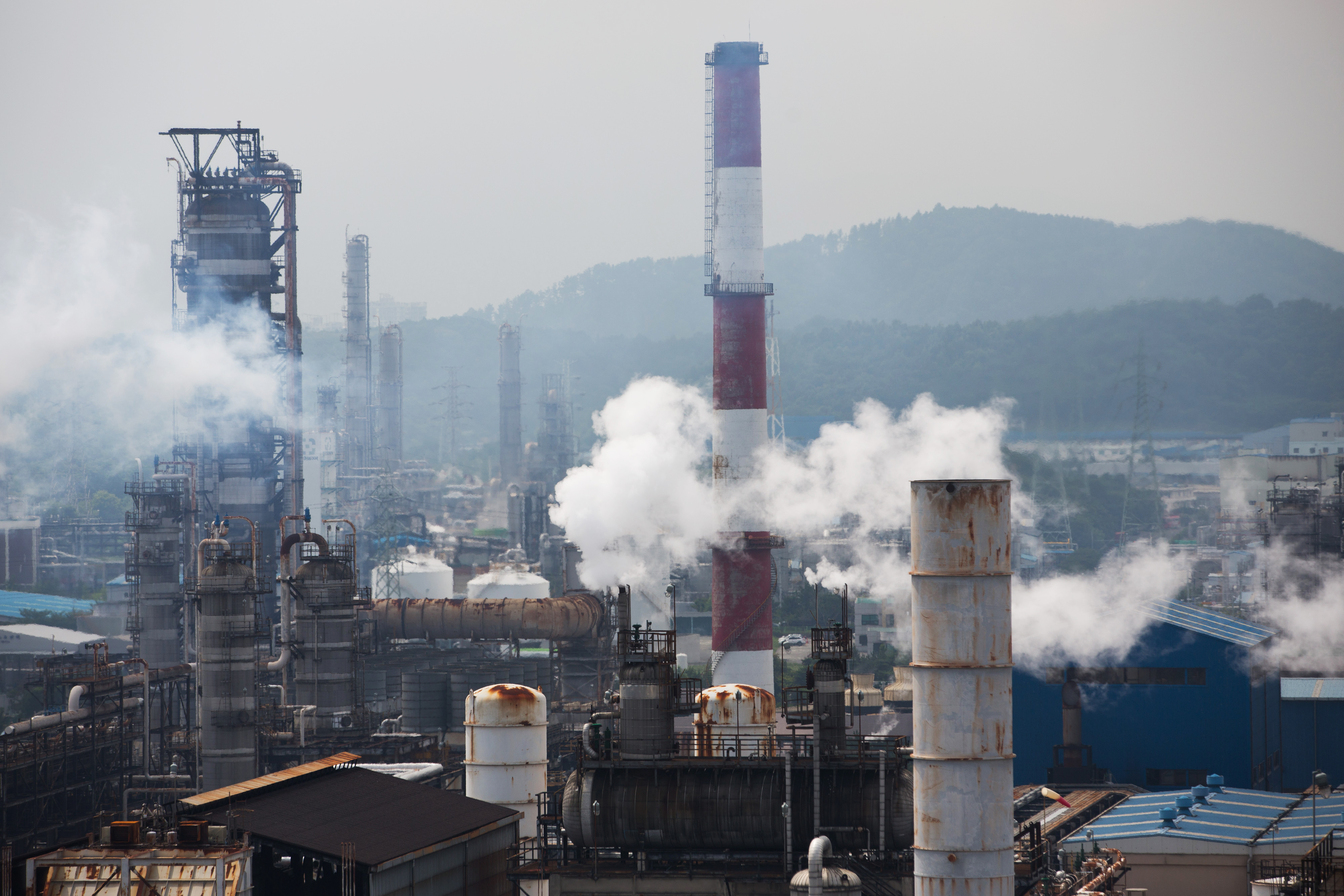 SK Innovation Co.'s Ulsan Complex oil refinery facilities operate in Ulsan, South Korea, on Tuesday, July 21, 2015. (SeongJoon Cho—Bloomberg / Getty Images)