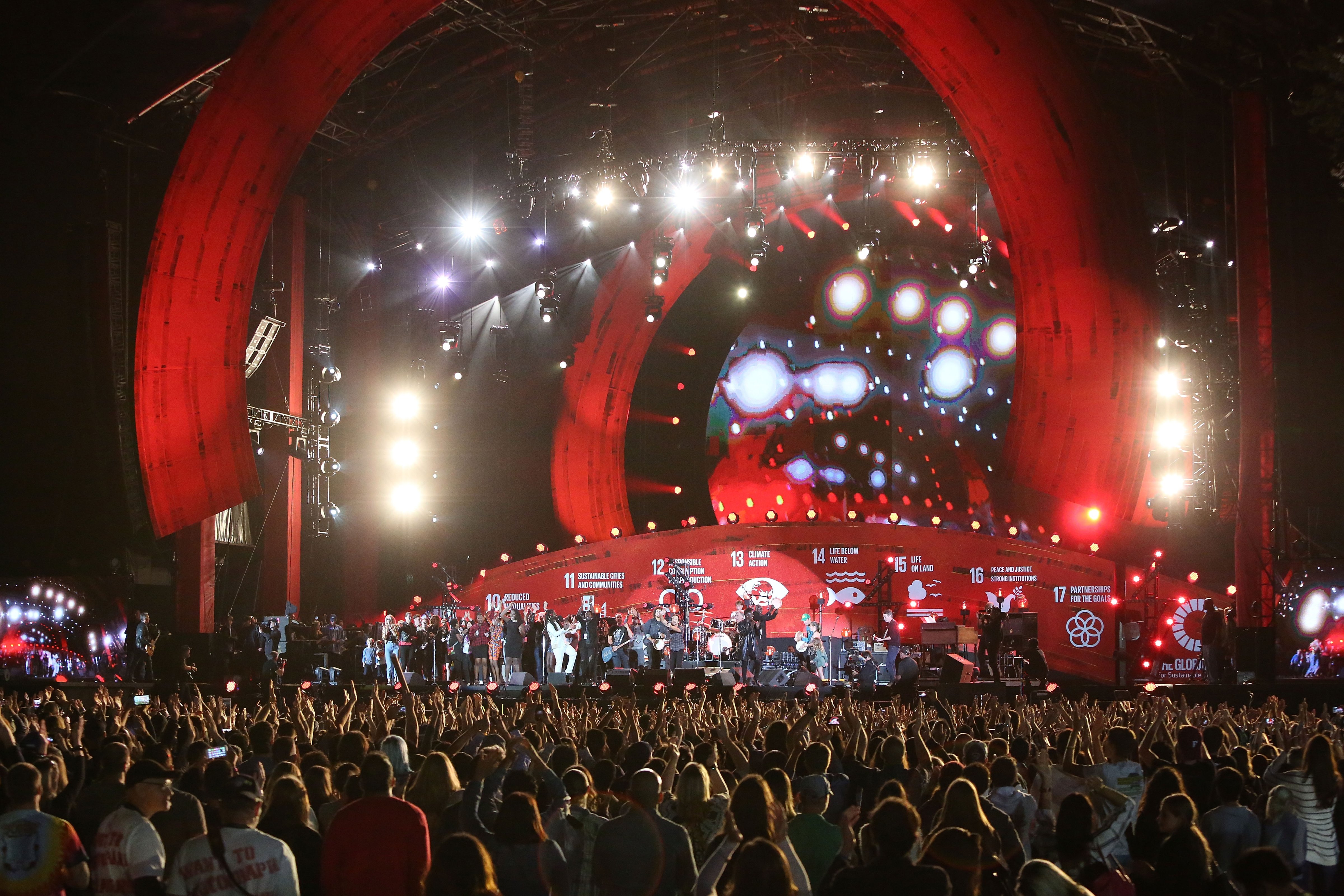 Pearl Jam performs "Rockin in the Free World" to close the 2015 Global Citizen Festival at Central Park on September 26, 2015 in New York City. (Taylor Hill&mdash;WireImage/Getty Images)