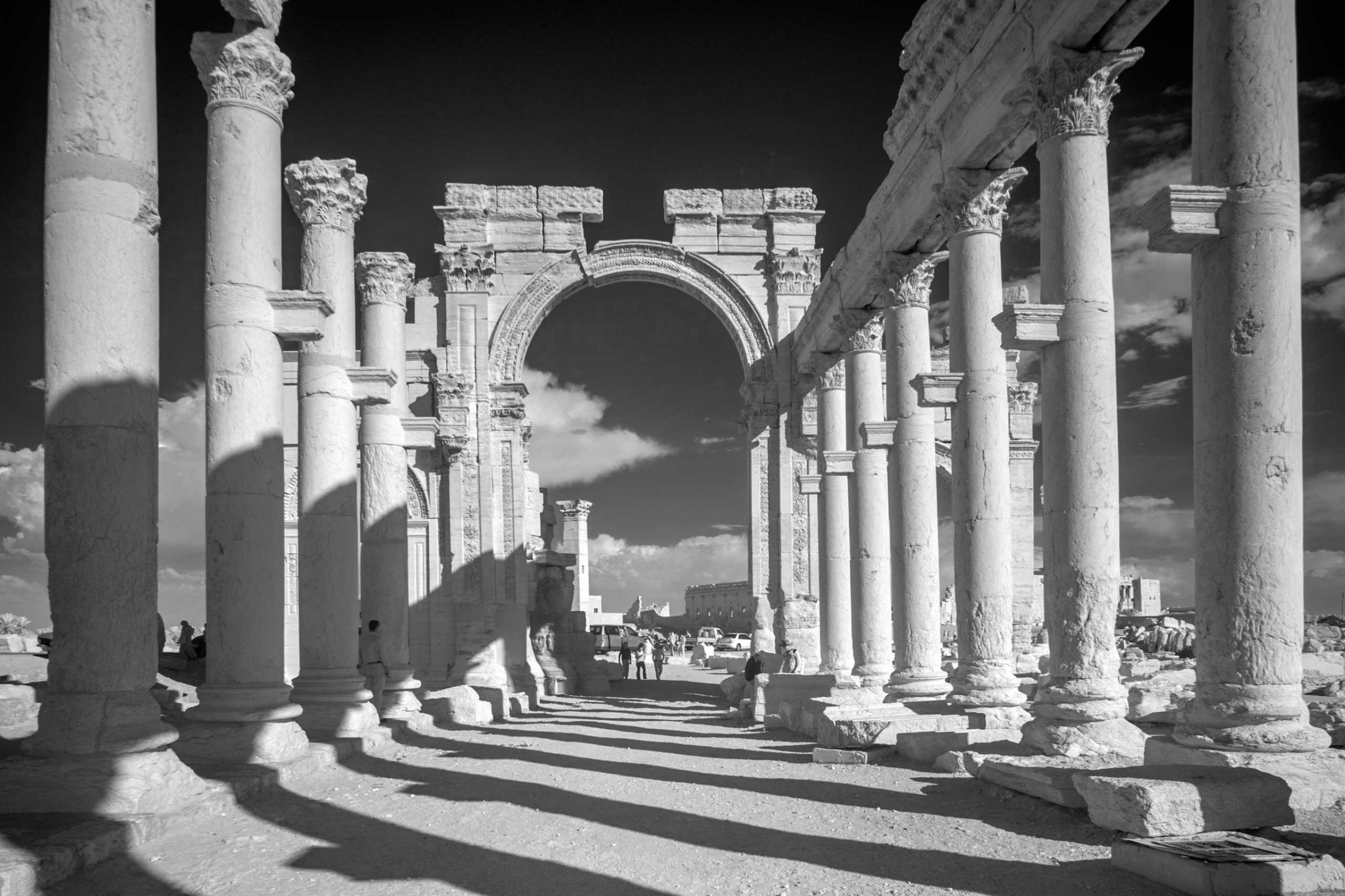 Triumphal Arch and grand colonnade.