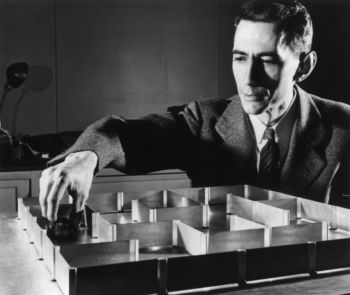 Dr. Claude E Shannon with an electronic mouse which has a 'super' memory and can learn its way round a maze without a mistake after only one 'training' run, on May 10, 1952 (Keystone / Getty Images)