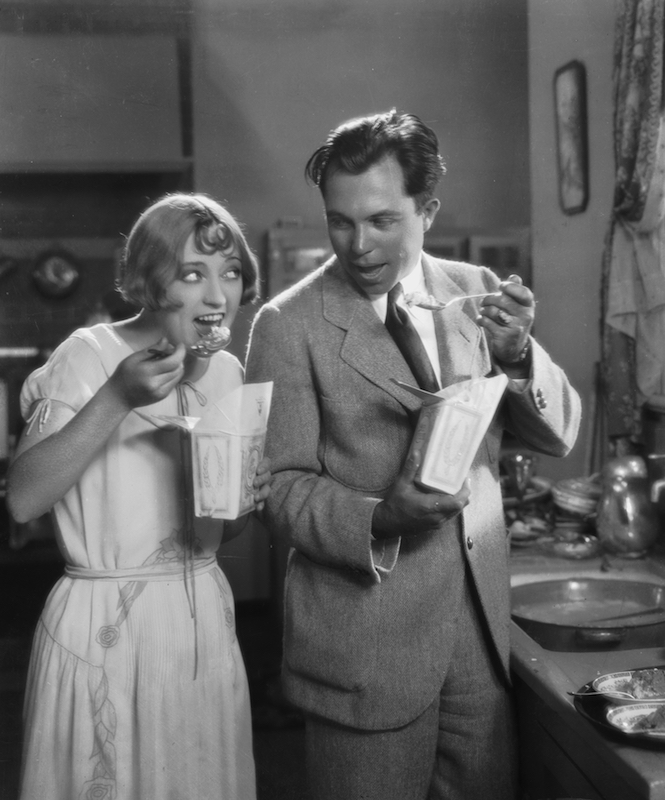 Director King Vidor (1894 - 1982) and actress Marion Davies (1897 - 1961) tuck into a takeaway meal during the filming of 'The Patsy' (aka 'The Politic Flapper') on Oct. 6, 1927 (John Kobal Foundation / Getty Images)