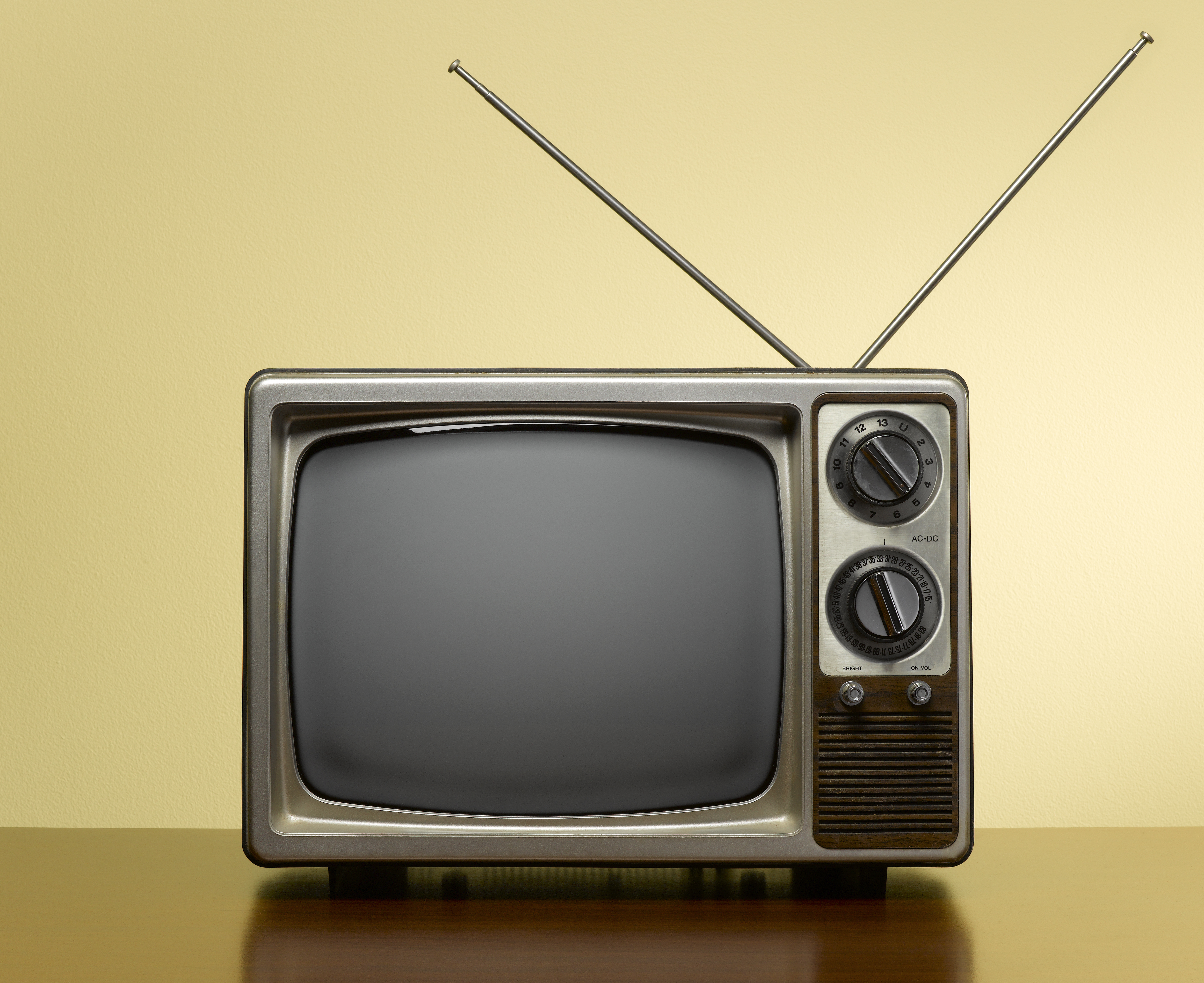 Телевизор 20 минут. Старый телевизор. Старинный телевизор. Старый телевизор с антенной. Ретро телевизор.