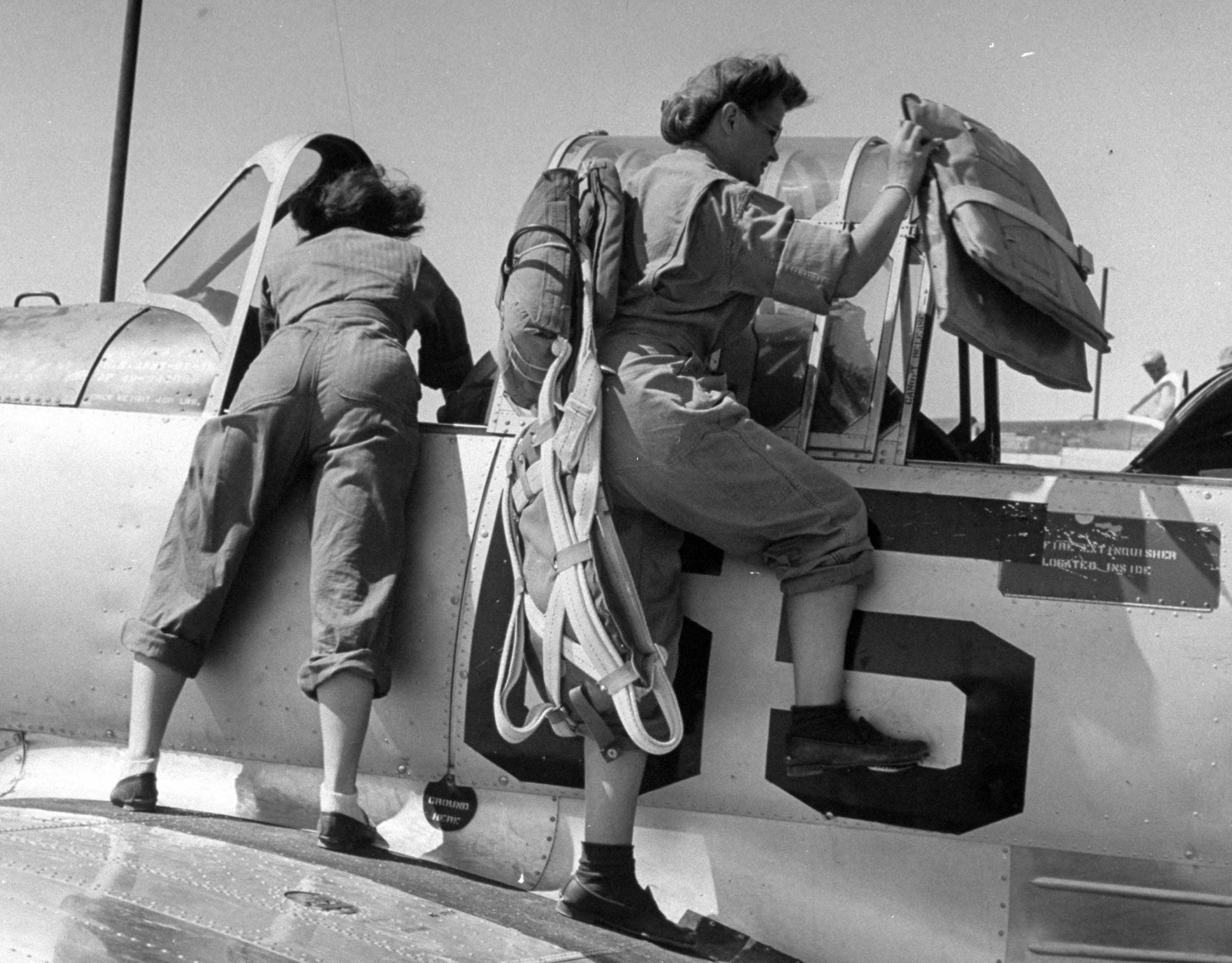 World War II female air force pilots, 1943