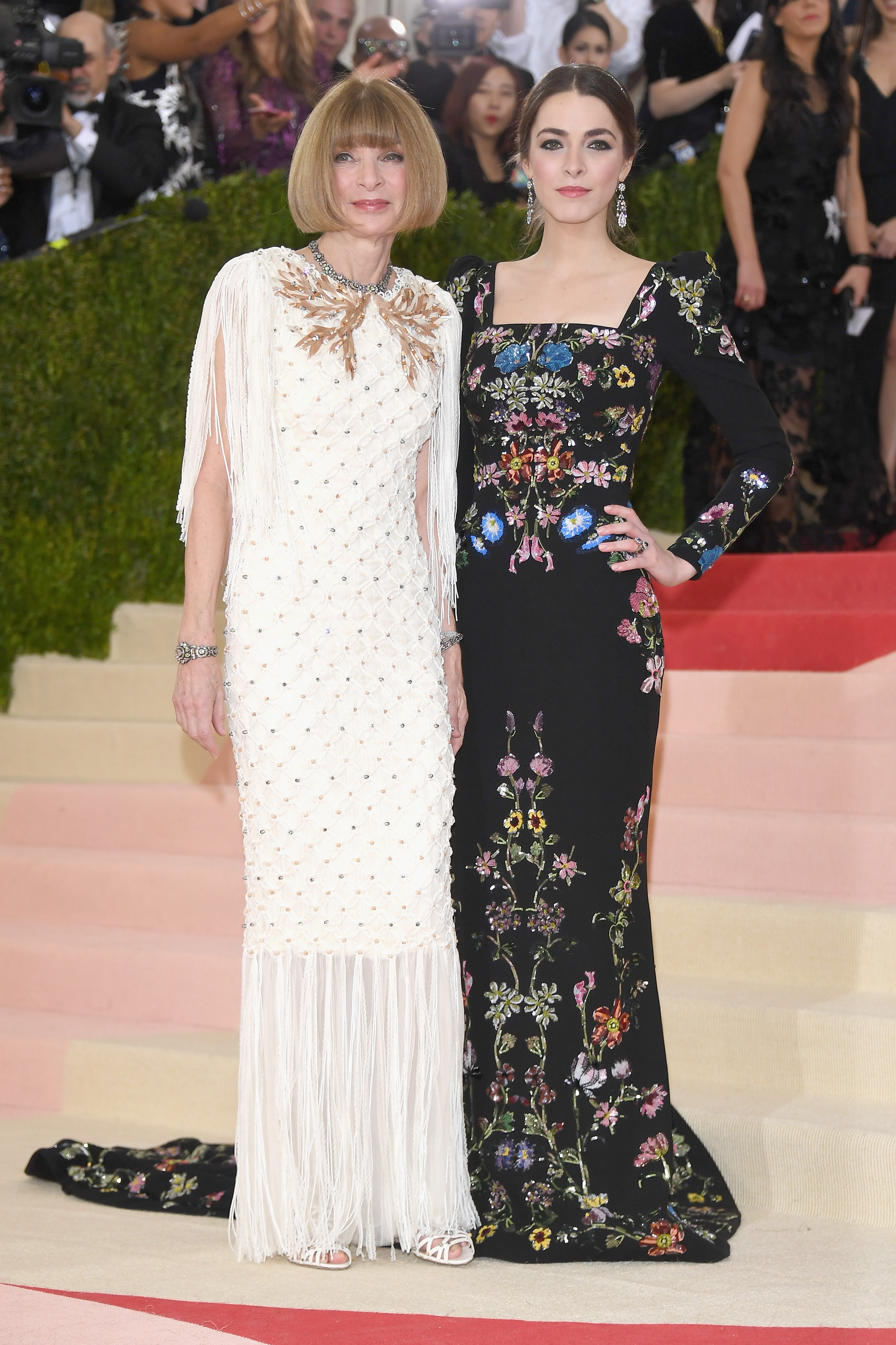 Anna Wintour and Bee Shaffer attend  Manus x Machina: Fashion In An Age Of Technology  Costume Institute Gala at Metropolitan Museum of Art on May 2, 2016 in New York City.