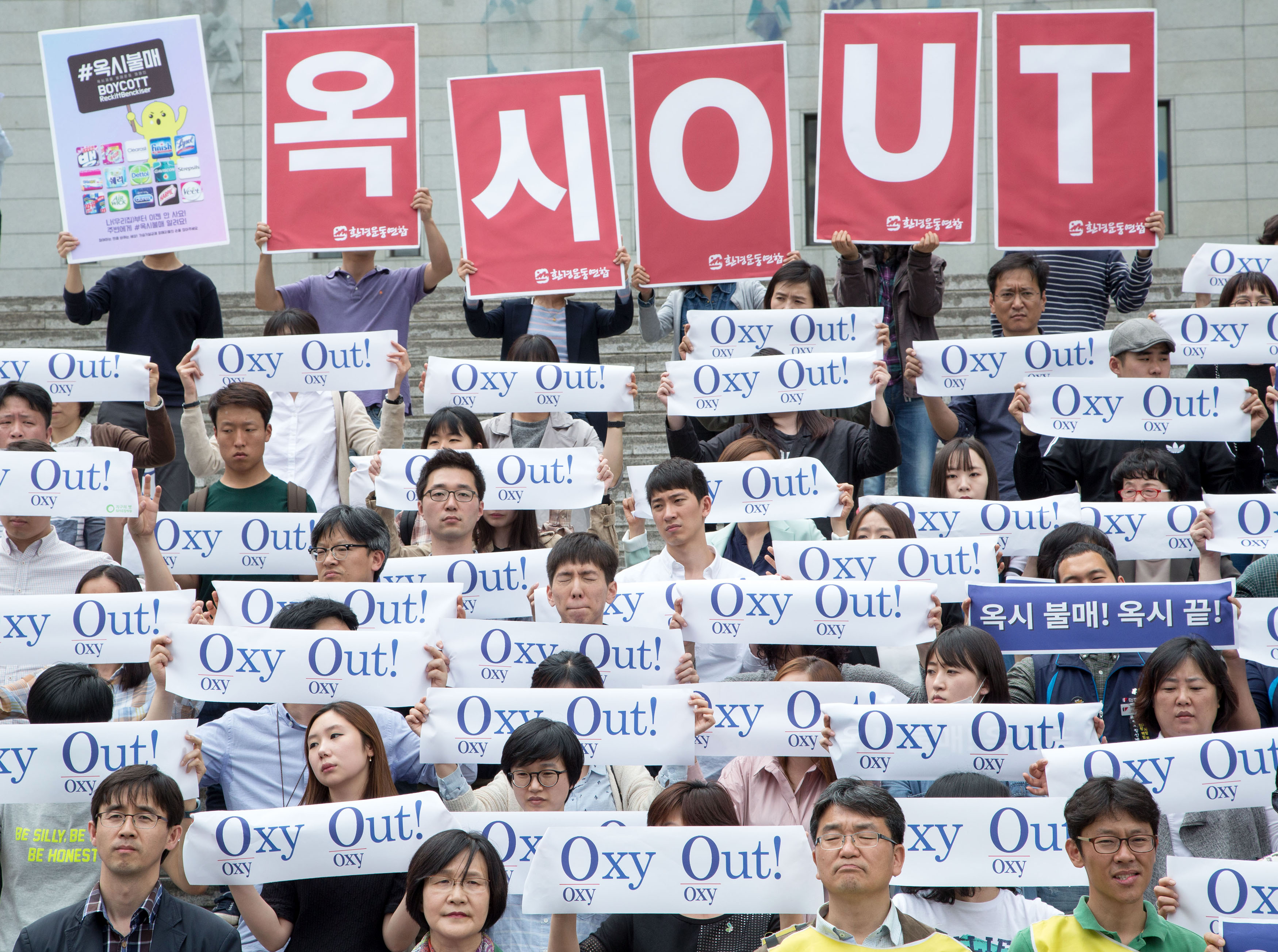 South Korean protesters who claim that a sterilizing hygiene product made by Reckitt Benckiser has led to deaths in South Korea demonstrate n in Seoul on May 9, 2016 (Lee Young-ho—AP)