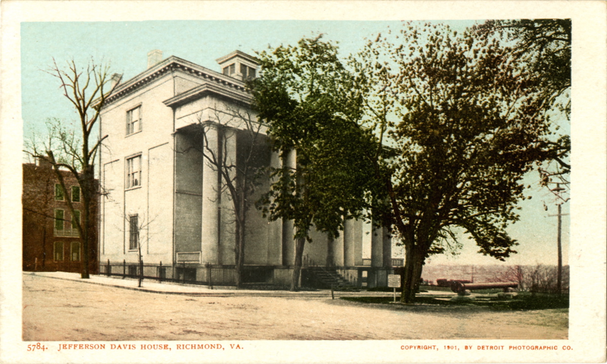 Postcard view of the exterior of the Jefferson Davis house in Richmond, Va. (Curt Teich—Postcard Archives / Getty Images)