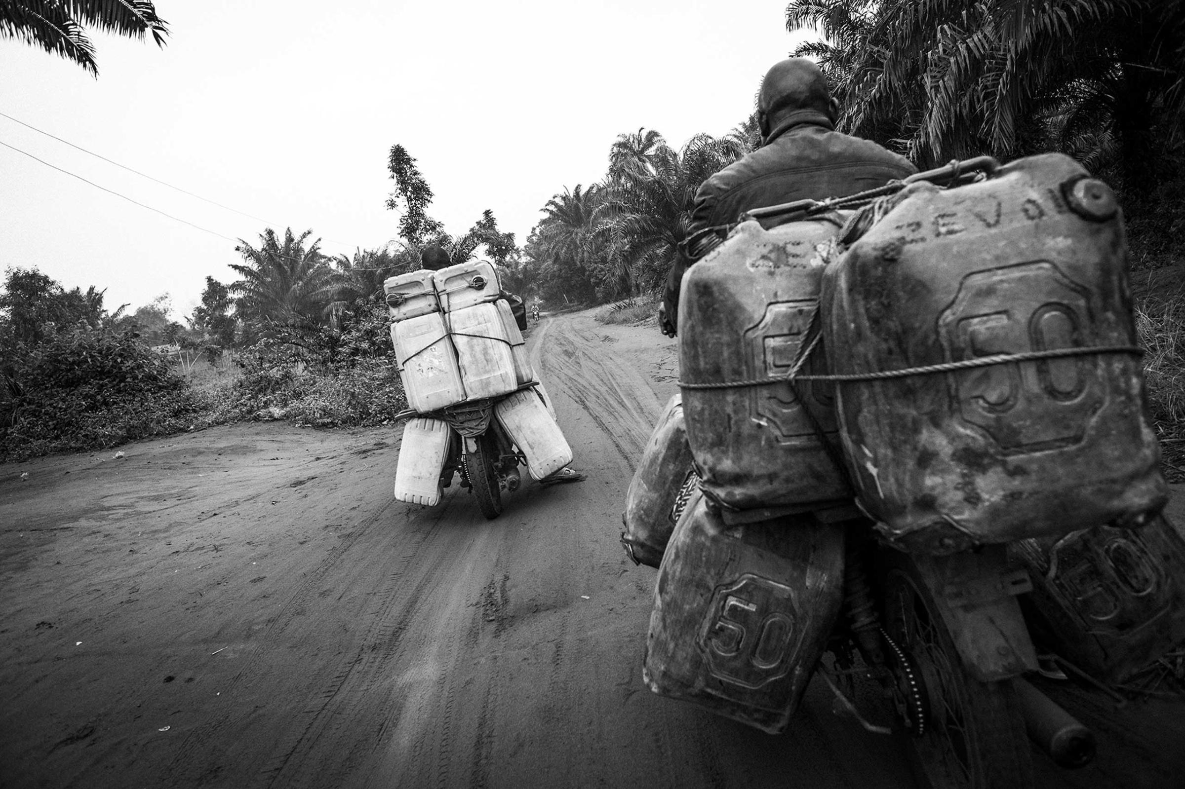 The mission of the suicide bombers is to drive the vehicles on sinuous paths in the jungle to the paved roads which communicate with the core of the population.