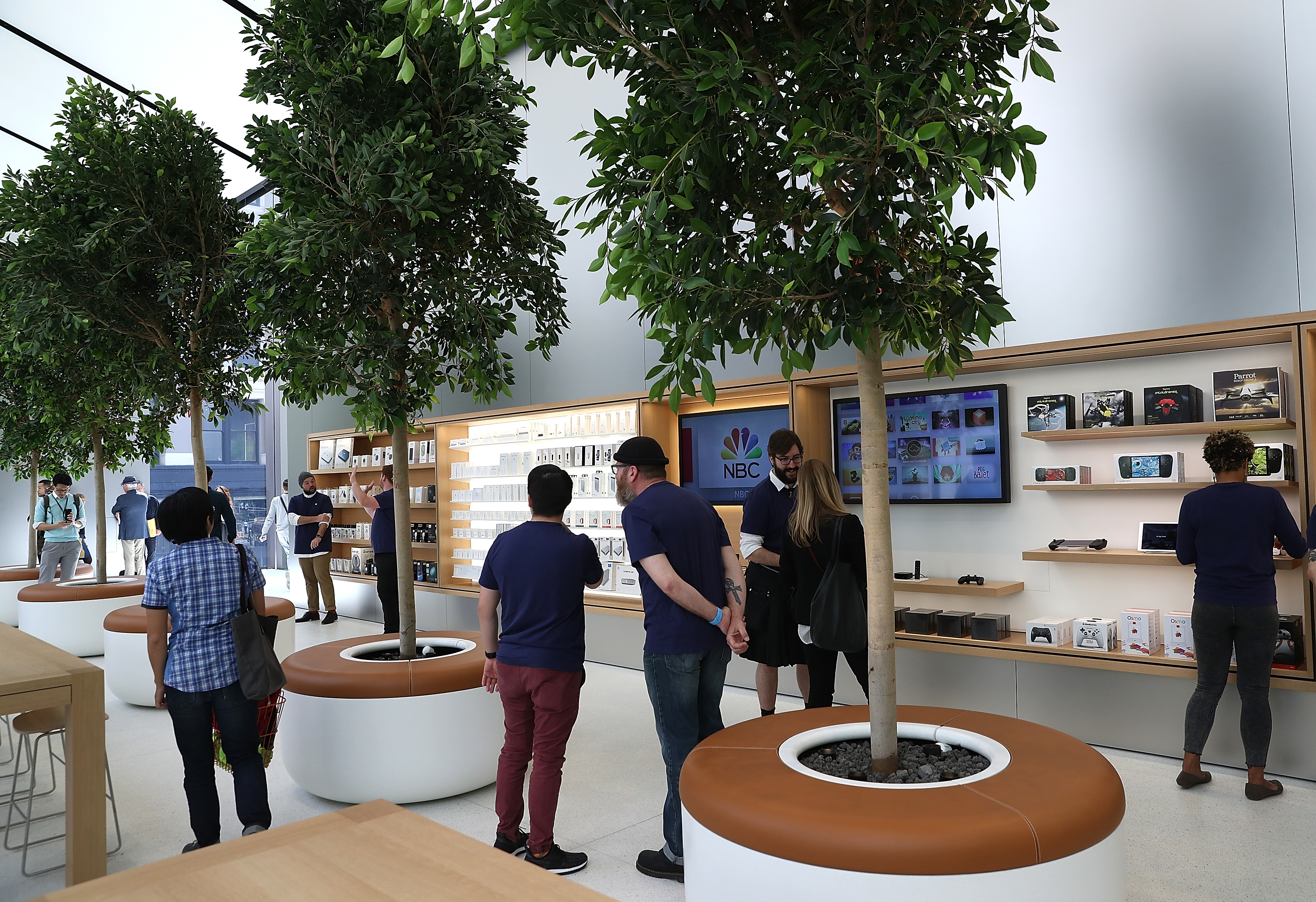Members of media tour the "Genius Grove" during a press preview of the new flagship Apple Store on May 19, 2016 in San Francisco, California. (Justin Sullivan&mdash;Getty Images)